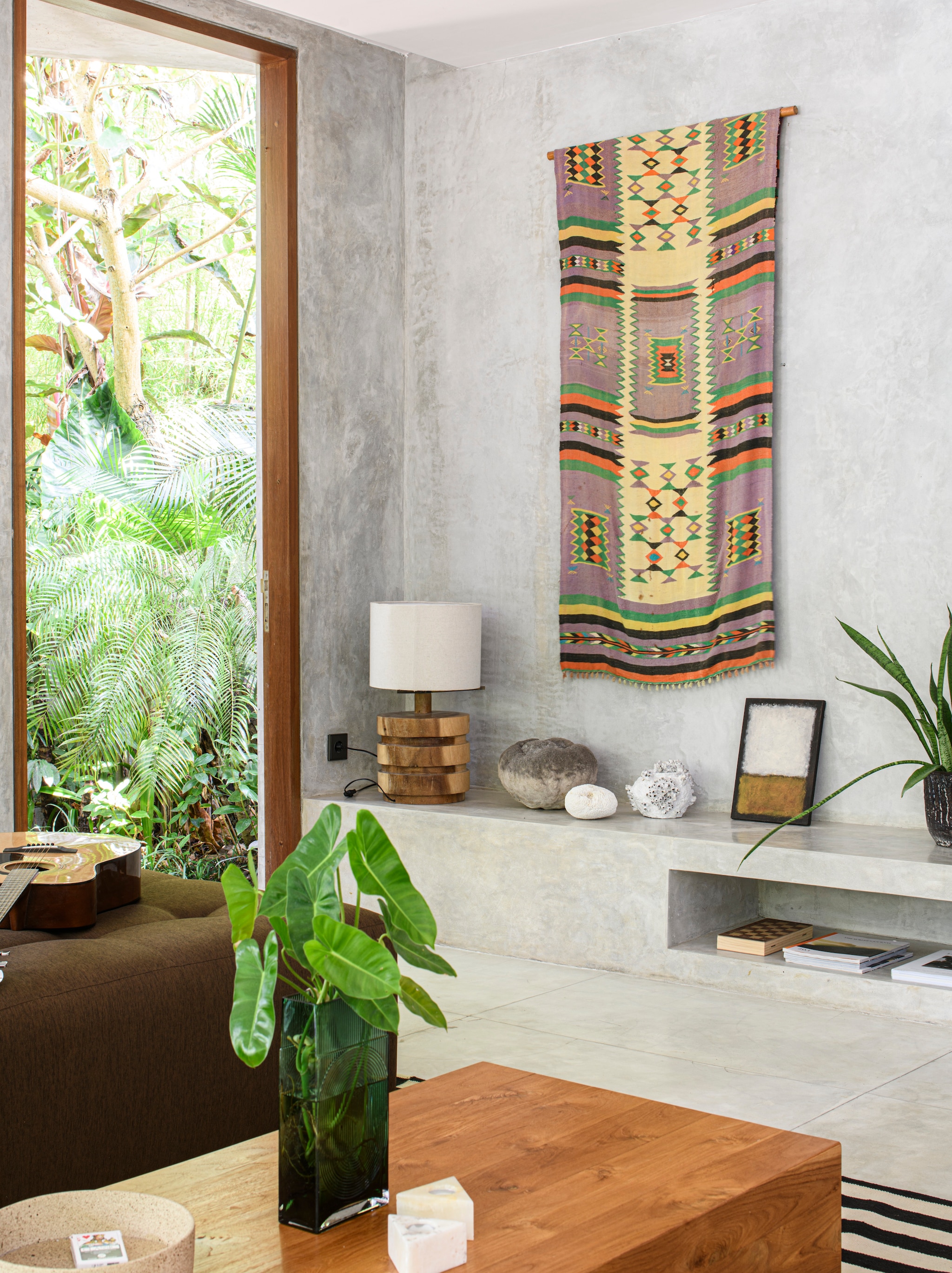 Soortgelijke wandkleden bij Deens, The Souks en The Weavery. vtwonen 03-2024 | styling kim timmerman | fotografie louis lemaire