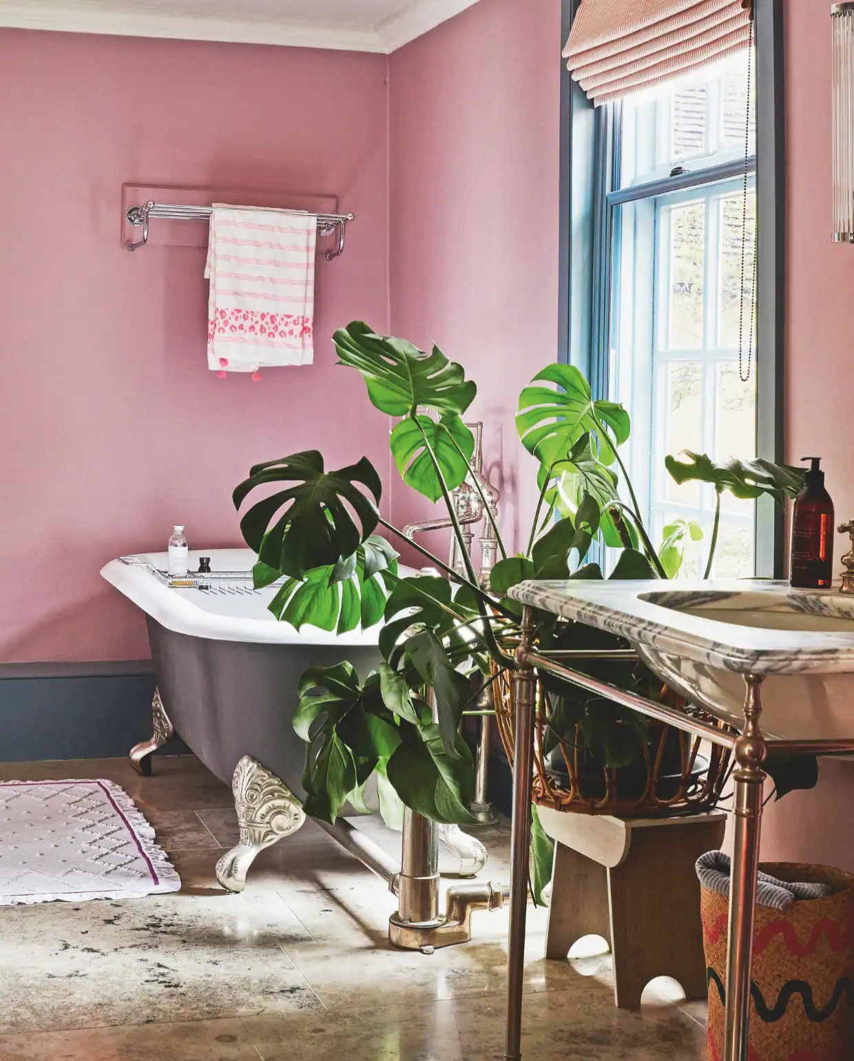 Muurverf Cinder Rose van Farrow & Ball. Vergelijkbare items: bad en wastafel Klassiek Sanitair, badmat Zara Home, handdoek Hamamdoek. vtwonen 11-2024 | styling Kay Prestney | fotografie Brent Darby