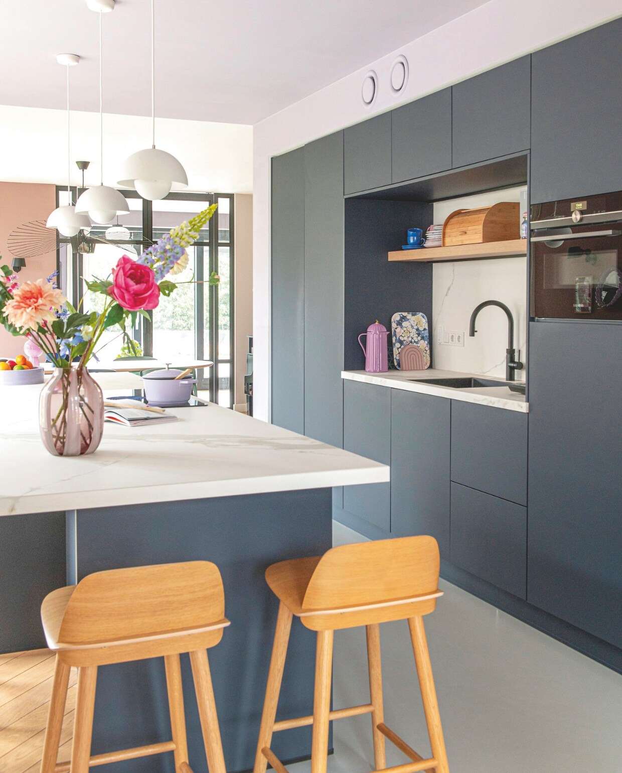 Maatwerk keuken Grando via S. Veenendaal Keukens &amp; Bad. Keramieken aanrecht Neolith. Barkrukken Muuto. Vaas Loods 5. Pan MasterClass. Fruitschaal Fést. Koffiekan Rice. Dienblad Studio Formata. Gietvloer Coatingvloer.nl. Muurverf Ash Grove van Histor. vtwonen binnenkijkspecial 11-2024 | styling Jeske Weel | fotografie Caroline Coehorst