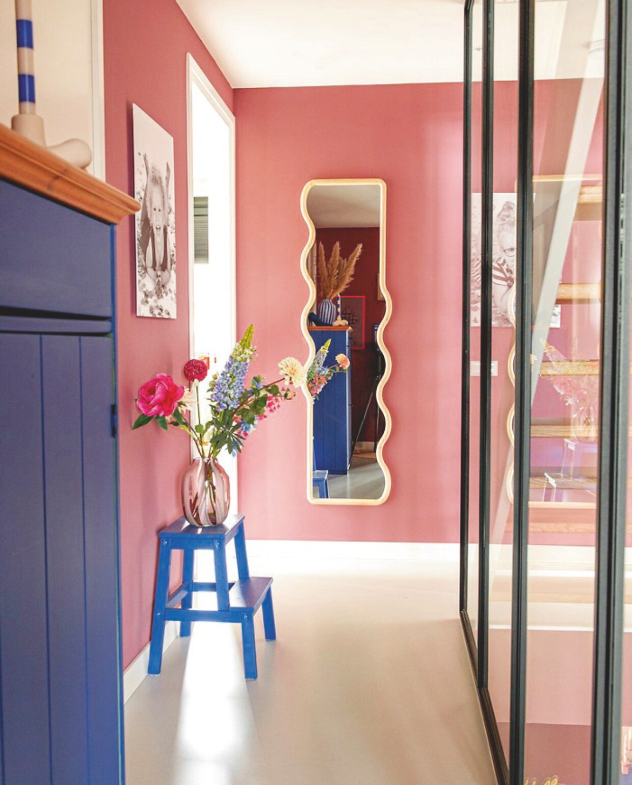 Spiegel Westwing. Kruk en kast Ikea, beide geverfd in Orca Song van Histor. Kaars Hay. Kandelaar kringloop. Vaas Loods 5. vtwonen binnenkijkspecial 11-2024 | styling Jeske Weel | fotografie Caroline Coehorst
