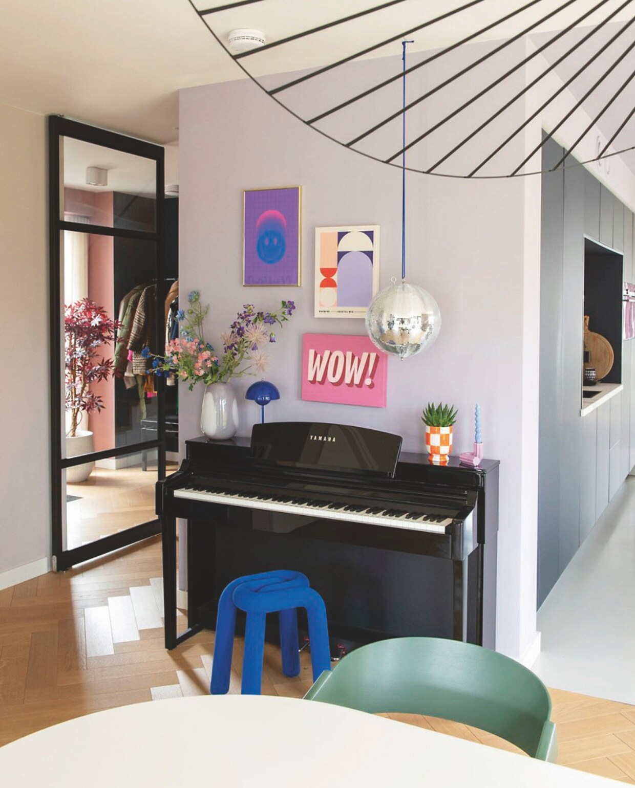 Piano Yamaha. Kobaltblauwe Bold Stool Moustache. Discobol Bax Music. Blauwe lamp &amp;Tradition. Lila-witte vaas Prchtg. Geblokte vaas Xenos. Paars kunstwerk Junique. Overige kunstwerken Desenio. Muurverf Ash Grove van Histor. vtwonen binnenkijkspecial 11-2024 | styling Jeske Weel | fotografie Caroline Coehorst