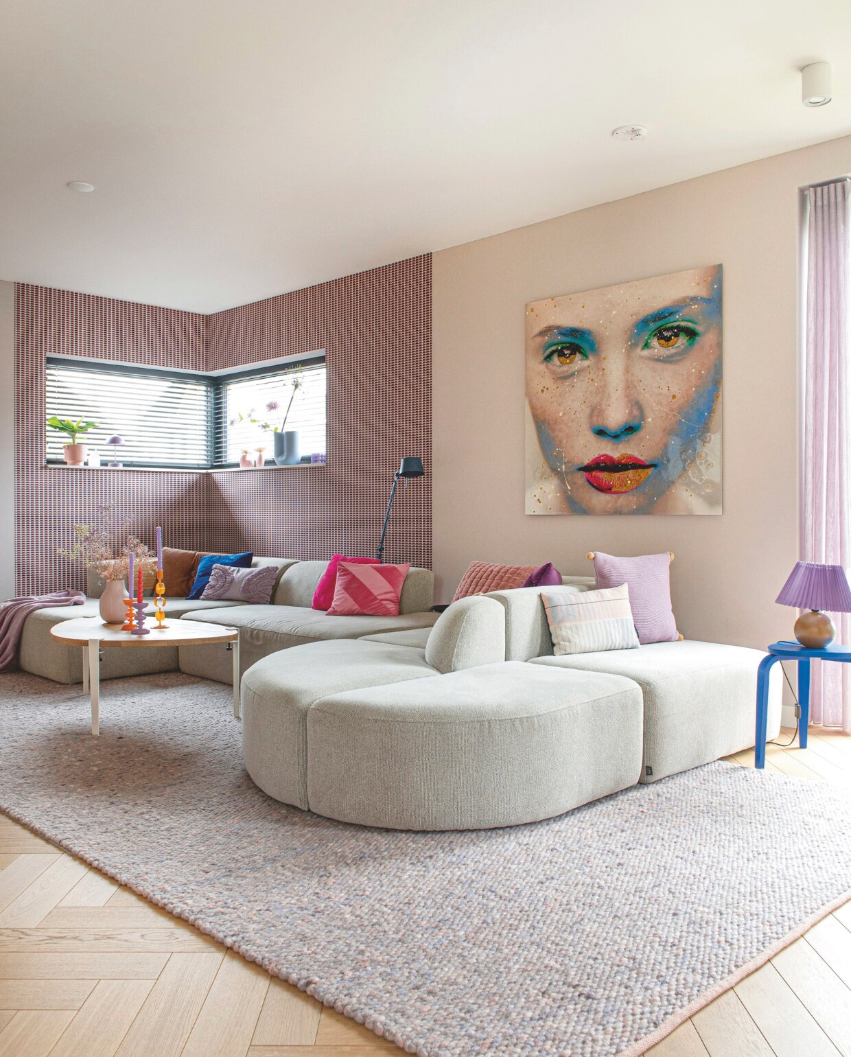 Bank 4x6 sofa. Kussens: roze gestreept en kobaltblauw Xenos, knalroze eigen ontwerp Scandinavische_disco, lila Blokker, oudroze Hay. Deken Intratuin. Vloerlamp Bolt van Tonone. Salontafel Tiptoe. Kandelaars, geblokte lamp, lila lamp Xenos. Kaarsen Hema. Roze vaas Ikea. Kleed Perletta. Spiegeltafel Yellow Bubble. Kandelaars Iittala. Kaarsen Prchtg. Eames House Bird Vitra. Zwarte knop The Dots, U-vormige vaas Muuto. Behang Jupiter 10. Raamdecoratie Keje. Roze pot Intratuin. Wit huisje &amp;klevering. Roze vaasjes cadeau. vtwonen binnenkijkspecial 11-2024 | styling Jeske Weel | fotografie Caroline Coehorst