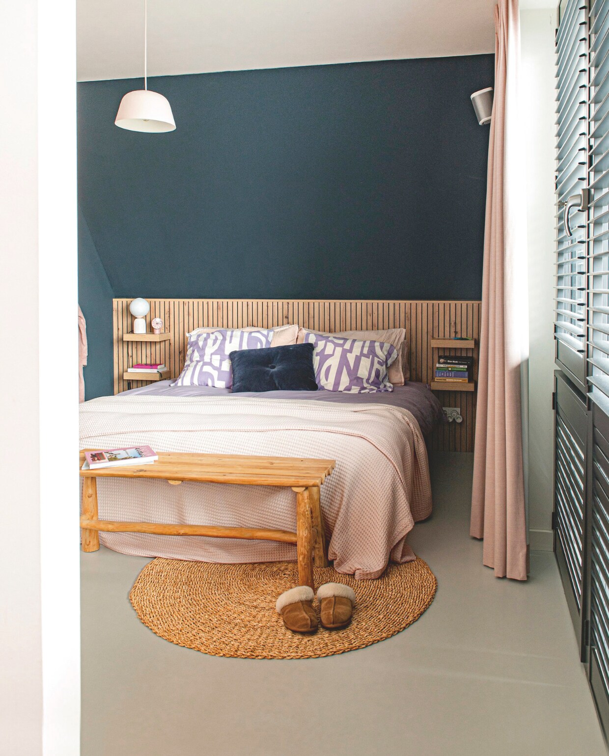 Bed Goossens Wonen &amp; Slapen. Headboard Tritop Interieurbouw. Sprei Vandyck. Beddengoed Ikea. Fluweel kussen Hay. Bankje Xenos. Bedlamp Kwantum. Roze hanglamp Muuto. Gordijn Haedlam. Muurverf Hague Blue van Farrow &amp; Ball. vtwonen binnenkijkspecial 11-2024 | styling jeske weel | fotografie caroline coehorst