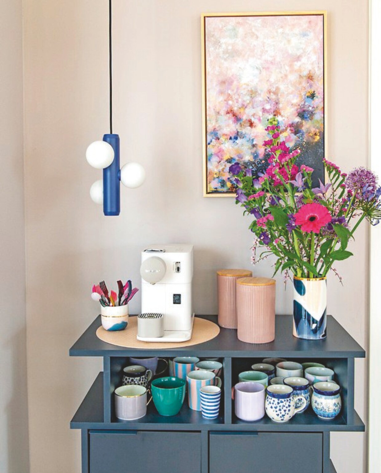 Schilderij Esther Gemser Art. Hanglamp Fést. Kast Tylko. Vaas en beker Marinski Heartmades. Terracotta potten Albert Heijn. vtwonen binnenkijkspecial 11-2024 | styling Jeske Weel | fotografie Caroline Coehorst
