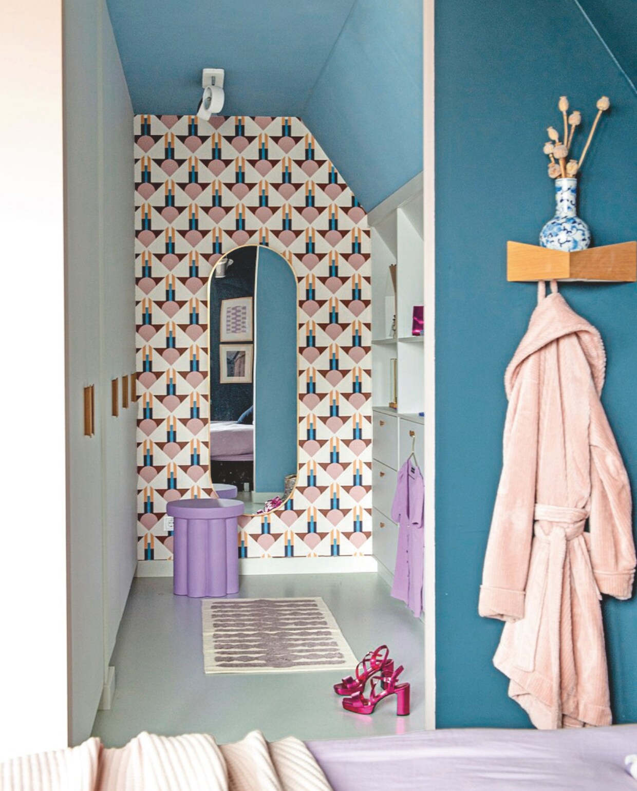 Behang Jupiter 10. Spiegel Loods 5. Kasten Tritop Interieurbouw. Kleed Kwantum. Lila tafel Xenos. Witte spot Qazqa. Kapstok Woodendot. Blauw-witte vaas &amp;klevering. vtwonen binnenkijkspecial 11-2024 | styling Jeske Weel | fotografie Caroline Coehorst