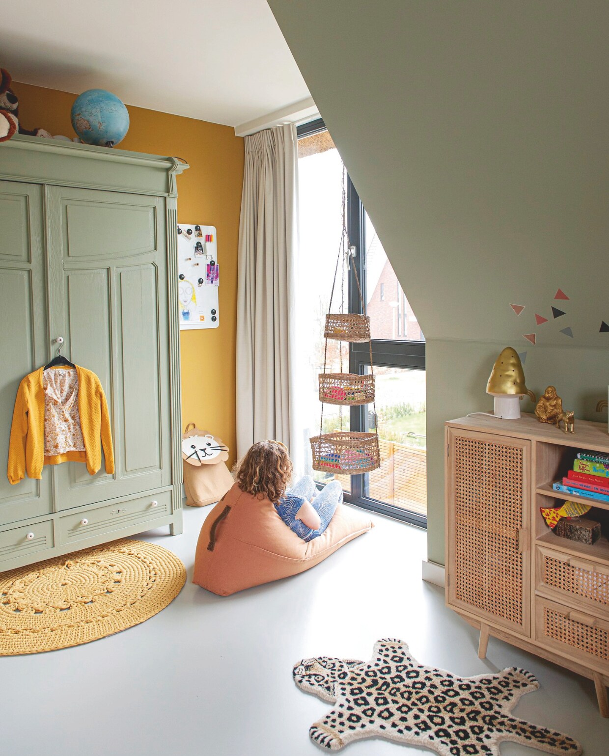 Kast Firma Zoethout. Zitzak Nobodinoz. Geel kleed Naco Shop. luipaardkleed Doing goods. Rotan kast Sklum. Paddenstoellamp Heico. Hangmanden Casa. Leeuwentas Kwantum. Muurverf India Yellow en Vert De Terre van Farrow &amp; Ball. vtwonen binnenkijkspecial 11-2024 | styling Jeske Weel | fotografie Caroline Coehorst