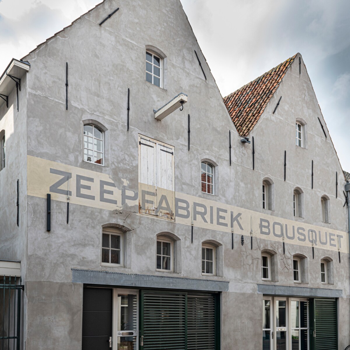Een aantal façades van Zeepfabriek Bousquet, herontwikkeld tot appartementen. vtwonen binnenkijkspecial 12-2020 | styling Sharon Roest | fotografie Caroline Martinot