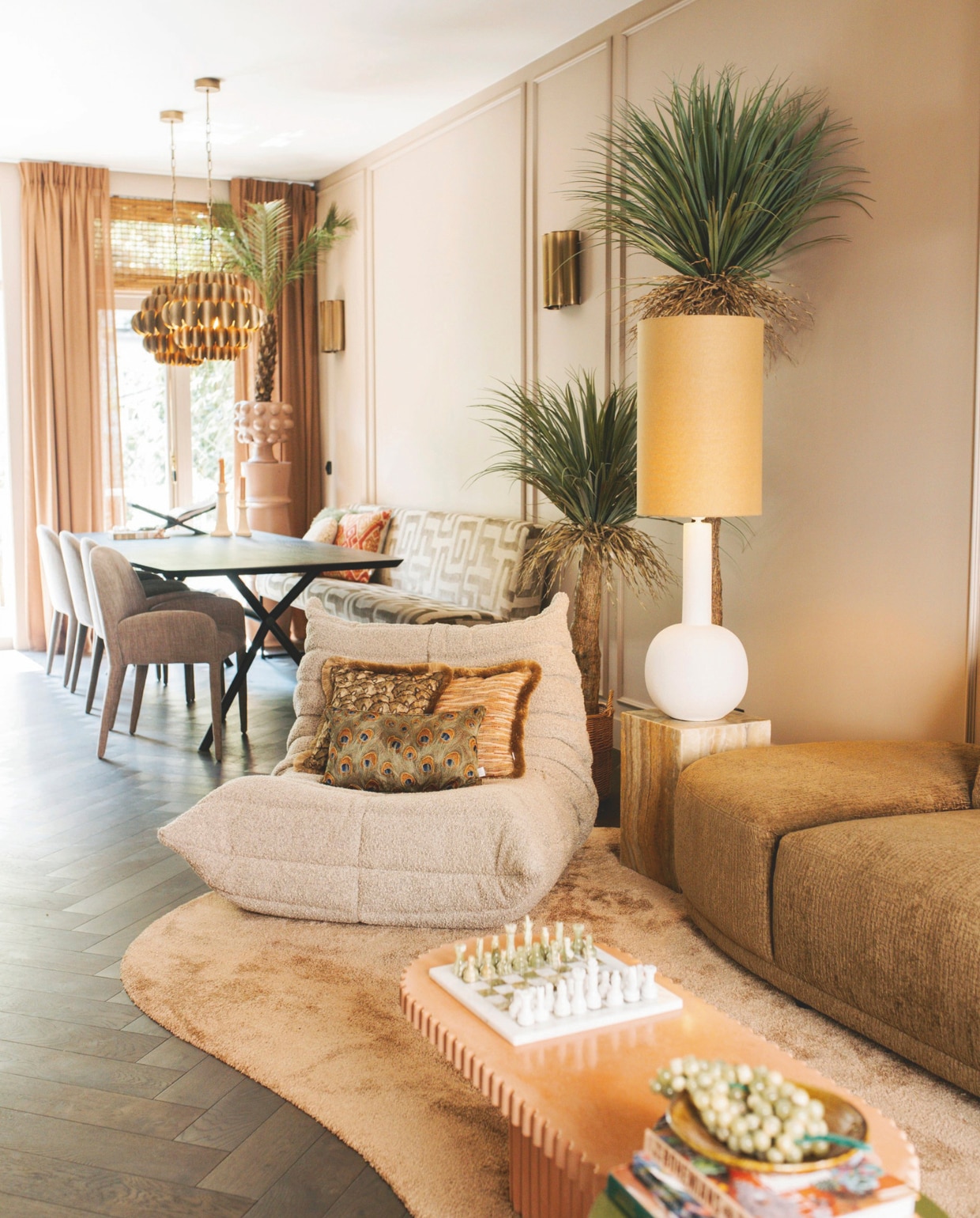 Stoel Togo vintage via Tgndraeds, vloerkleed zelfontworpen via Nordik, koffietafel Masoe Studio, schaakspel vintage, bank Zitmaxx Wonen, bijzettafel Manggis Living, lamp Urban Nature Culture, wandlamp Fringe van vtwonen, eettafel Zitmaxx Wonen, stoelen Gert Snel Interiors, eettafelbank Zitmaxx Wonen, opnieuw bekleed met stof Kuba Cay van Zinc Textile, pot Karwei, geschilderd in Nether Red van Little Greene, gordijnen Inbetween Chai Copper van Veneta, bamboe vouwgordijn Decoratie.com, muurkleur Roman Plaster van Little Greene, behang Raffia Madagascar van Elitis, vloer Cibo Vloeren, sierkussens Sophie Dirven Design. vtwonen binnenkijkspecial 11-2024 | fotografie Merel Visscher