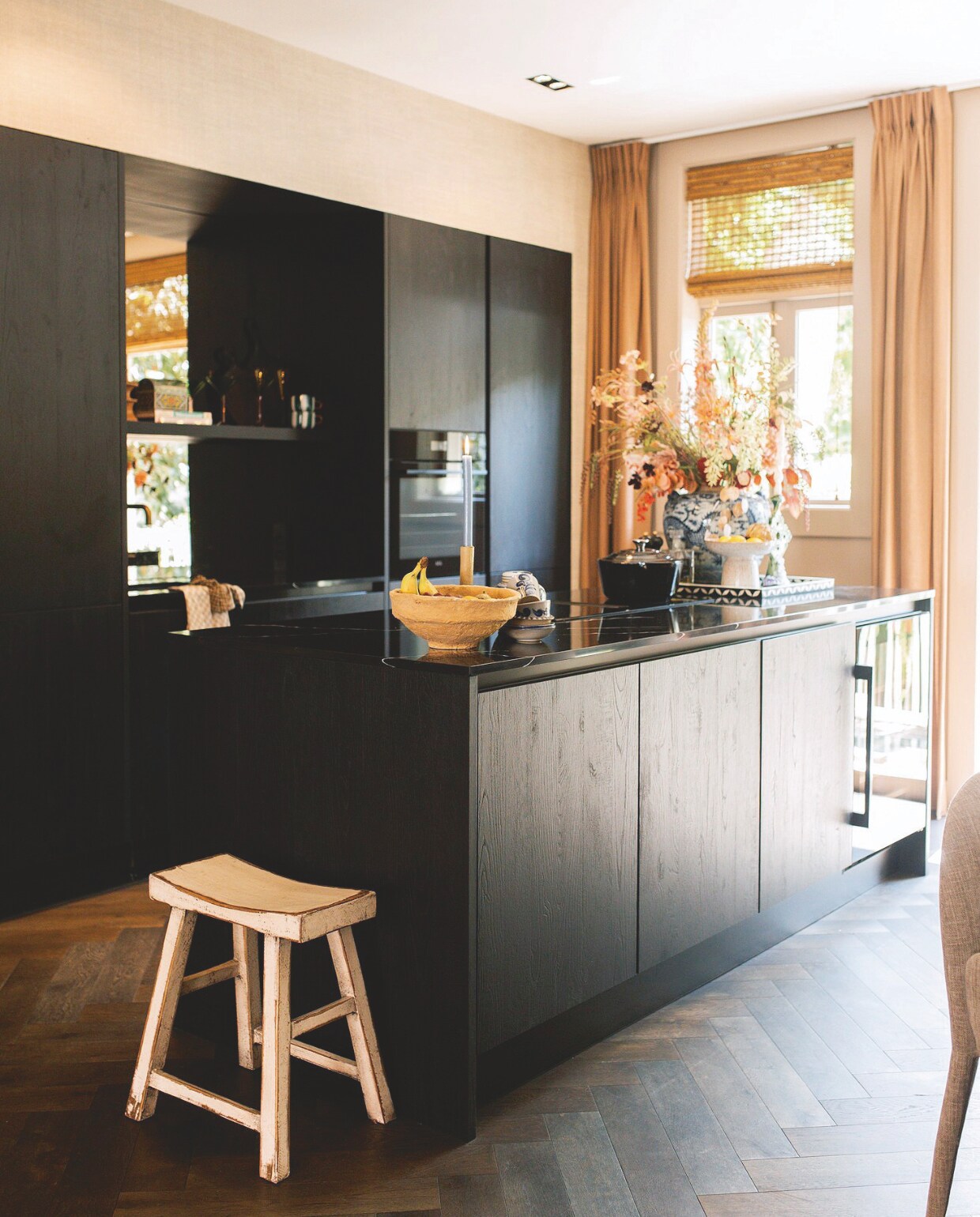 Keuken La Cuisine, kruk Gert Snel Interiors, vloer Cibo Vloeren, behang Raffia Madagascar van Elitis, fruitschaal kringloop, vaas Asian Mix Interior, gordijnen Inbetween Chai Copper van Veneta, bamboe vouwgordijn Decoratie.com. vtwonen binnenkijkspecial 11-2024 | fotografie Merel Visscher