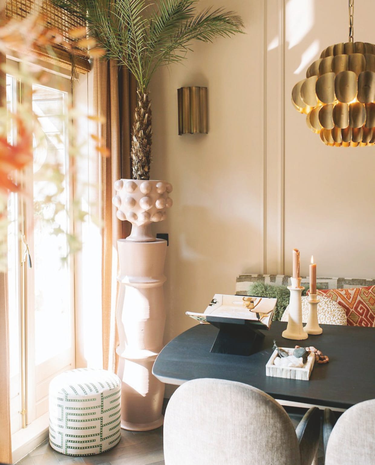 Pilaar Gert Snel Interiors, pot Asian Mix Interior, poef en sierkussens Sophie Dirven Design, bamboe vouwgordijn Decoratie.com, wandlamp Fringe van vtwonen, eettafel Zitmaxx Wonen, stoelen Gert Snel Interiors, kandelaars Tica Trends &amp; Trade, muurkleur Roman Plaster van Little Greene, behang Raffia Madagascar van Elitis. vtwonen binnenkijkspecial 11-2024 | fotografie Merel Visscher