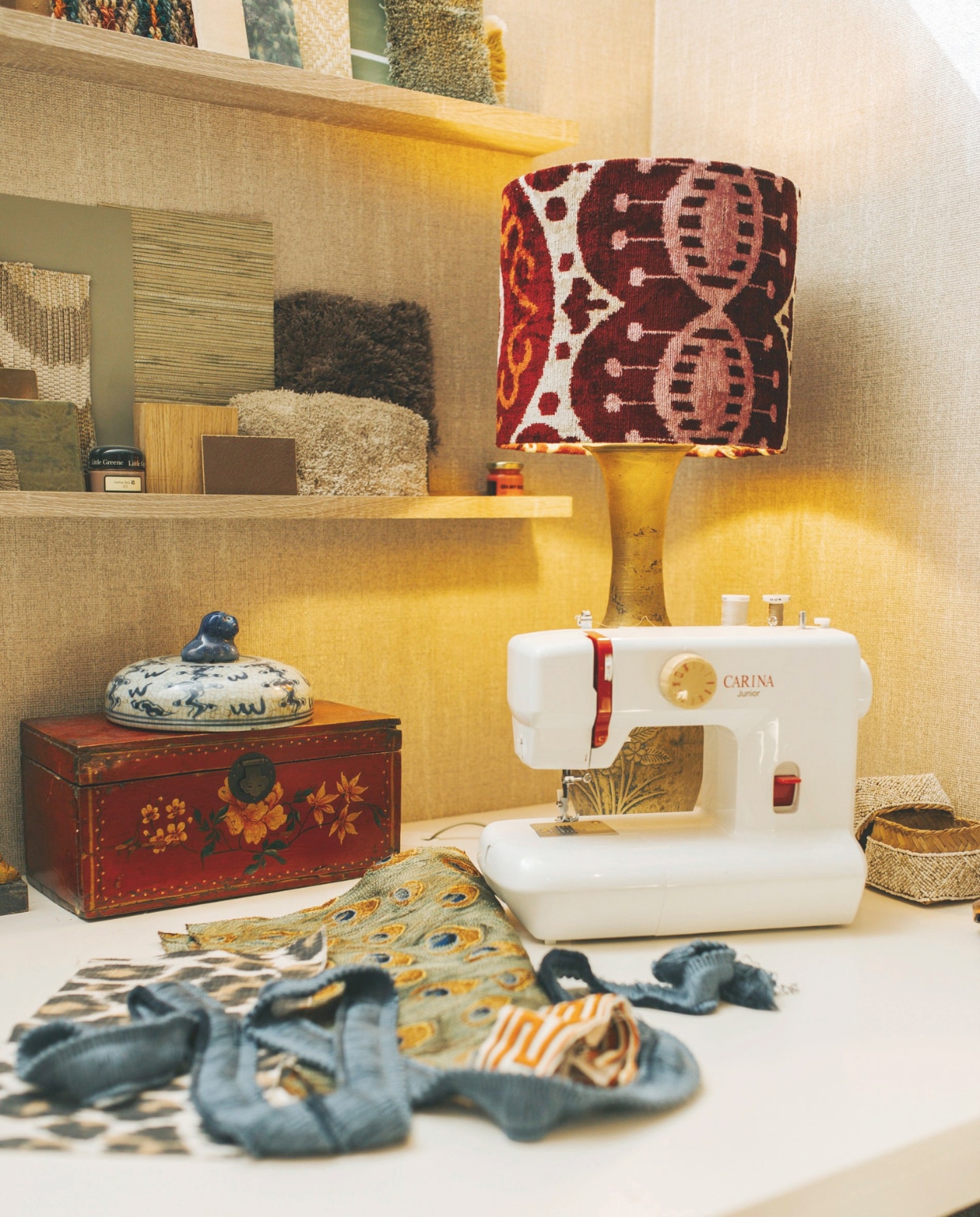 Behang Raffia Madagascar van Élitis, werkblad en lamp zelfgemaakt, fotoplanken H&amp;M Home, dozen vintage. vtwonen binnenkijkspecial 11-2024 | fotografie Merel Visscher