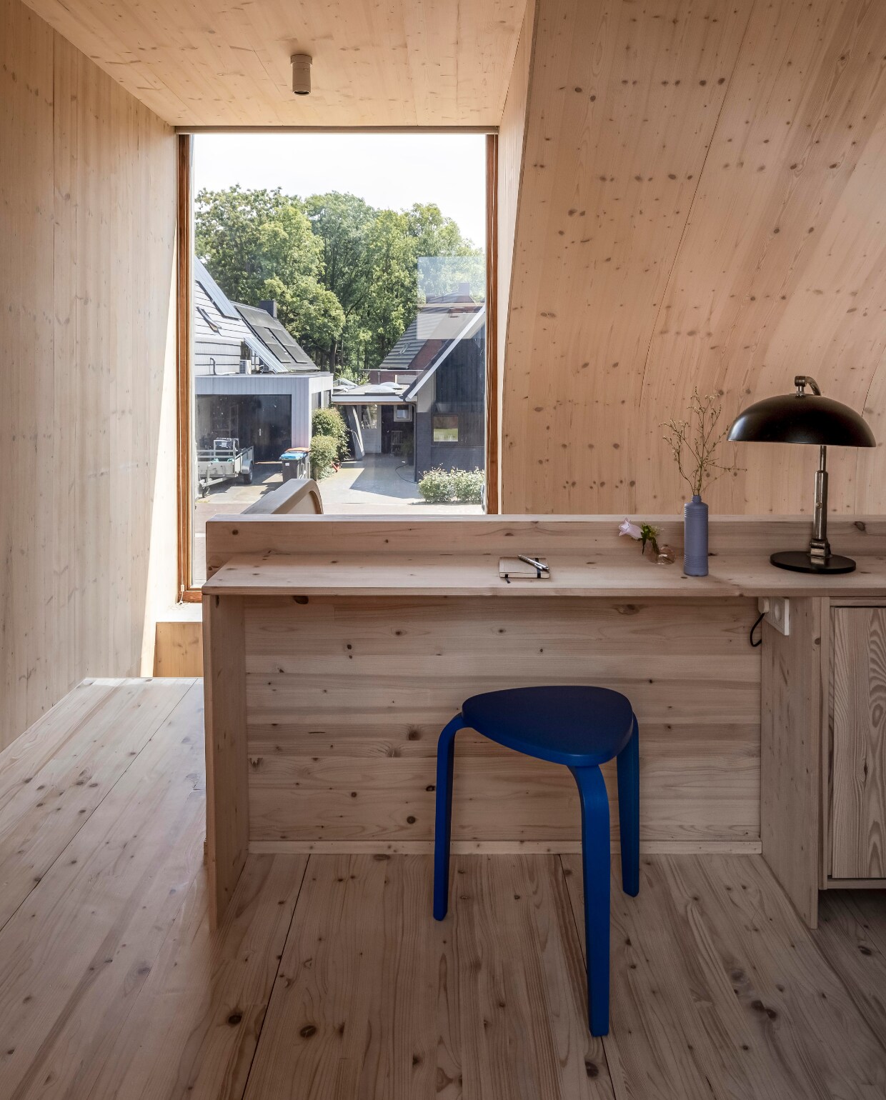De vloeren boven zijn van hout, waardoor een warme coconsfeer ontstaat. Kruk Ikea, bureaulamp van Herman Busquet via Hala, vaas Foekje Fleur. vtwonen 01-2025 | fotografie Hennie van Belkom
