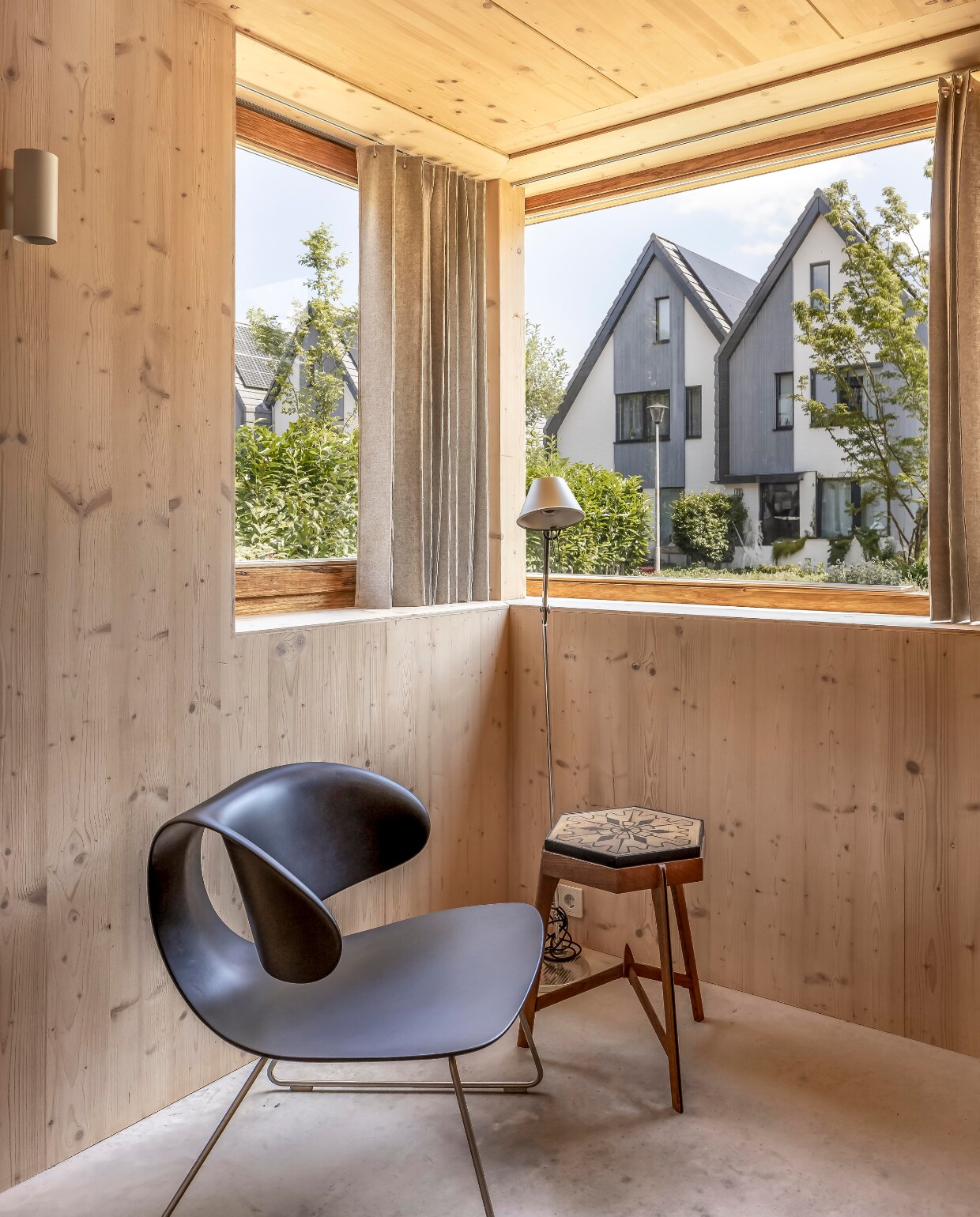 Fauteuil Sawaya &amp; Moroni, zeshoekige kruk gemaakt door de overgrootvader van Marieke, vouwgordijnen Kimik Design. vtwonen 01-2025 | fotografie Hennie van Belkom