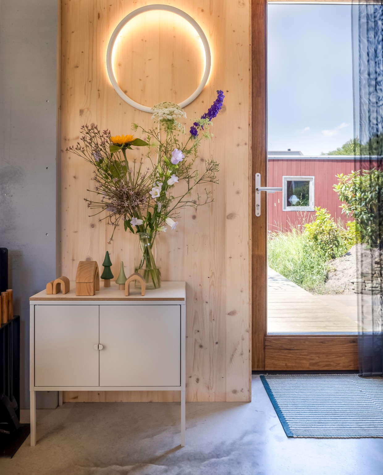 Kast en ringlamp van Sabine Marcelis, inbetween-gordijnen Ikea. Vaas yoghurtpot. Houten speelgoed Grimm’s en Dille &amp; Kamille. Mat Hay. vtwonen 01-2025 | fotografie Hennie van Belkom