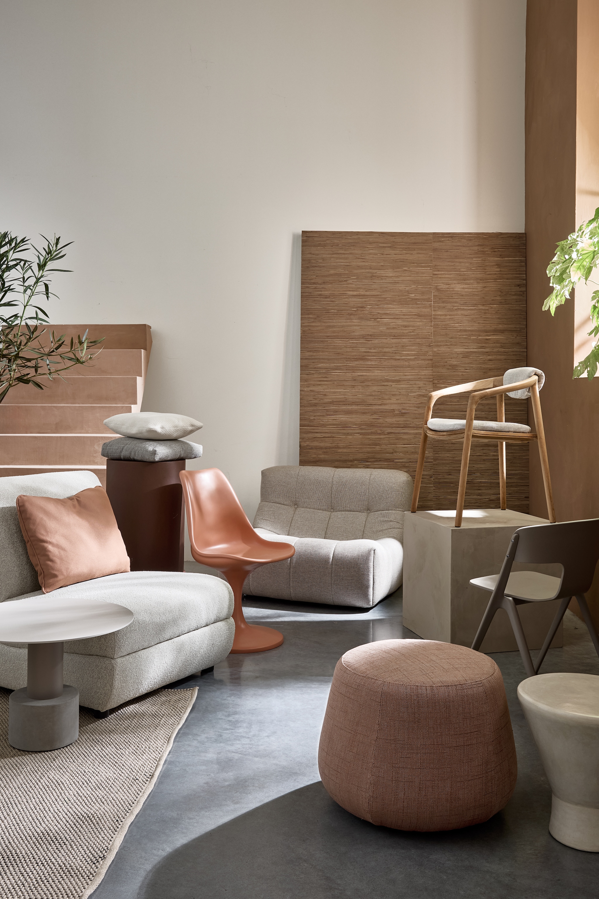 Vloerkleed Brink &amp; Campman, prijs op aanvraag (vloerkledenwinkel.nl). Bijzettafel Kettal Roll, beton en aluminium, 60x43 cm (Øxh) € 1082,-, poef Fat-Sofa Outdoor van B&amp;B Italia, vanaf € 884,-, houten stoel met stoffen zitting prijs op aanvraag, buitenkussens vanaf € 130,-(dacks.nl). Zeegroene kunststof tuinstoel Horizon, per 4 € 476,-en polyester fauteuil Mississippivan Zuiver, 82x100x83 cm (bxdxh)€ 1140,- (shop.vtwonen.nl). Polyester fauteuil Lazy outdoor, 105x105x75 cm (bxdxh) € 2195,- (hkliving.com). Behang Natural Wallcoverings 3, 5,50x0,91 m (lxb) per rol € 285,- (eijffinger.com). Tadelakt bijzettafel TamTam, 40x47 cm (Øxh) € 359,-,polyester stoel Tulip € 595,-(householdhardware.nl). vtwonen 02-2025 | styling marlies does | fotografie peggy janssen