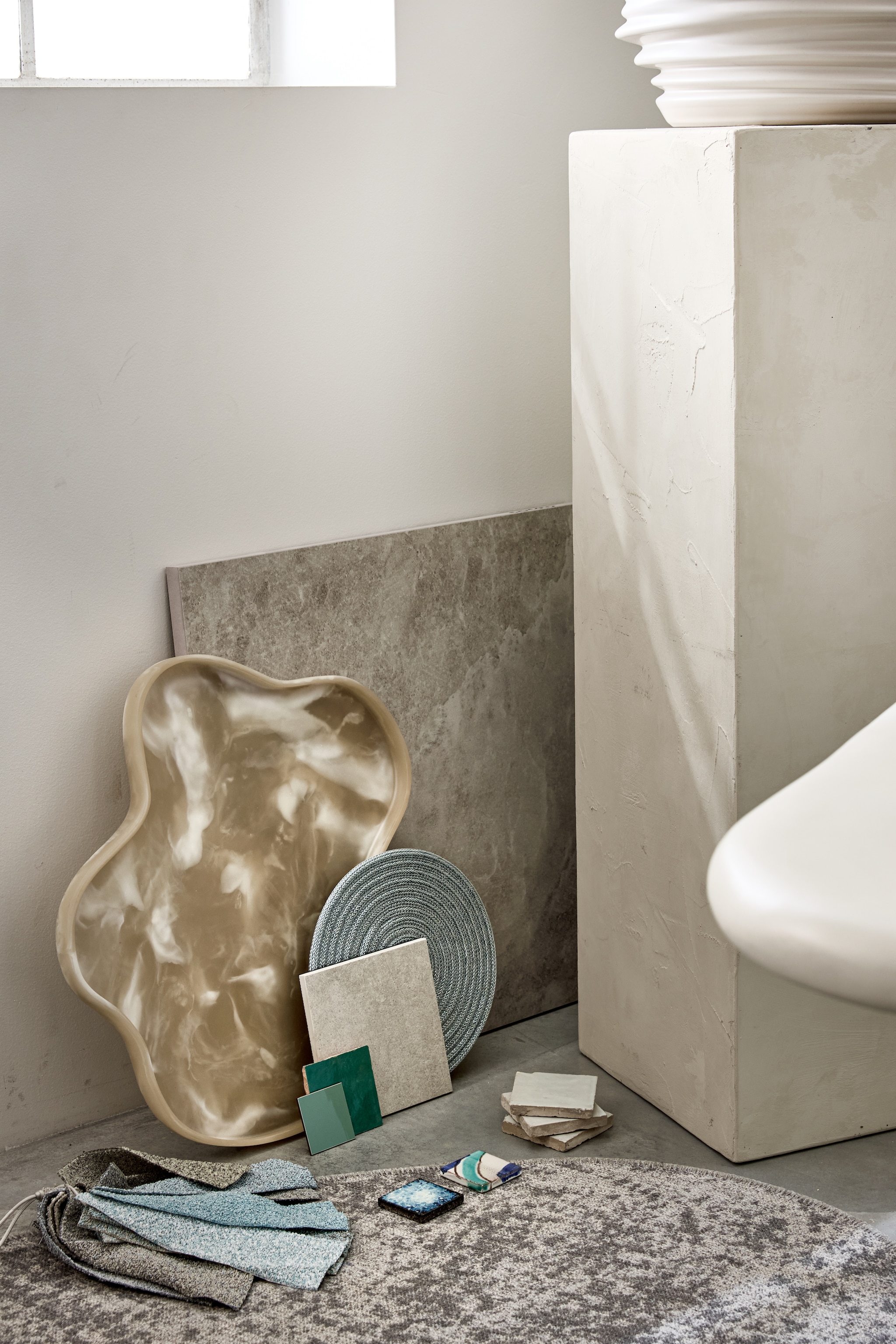 Tuintegel Composite Mix uit de Solostone collectie van vtwonen, 70x70 cm, per m² € 74,50 (vtwonen.nl/collectie). Resin dienblad Patio, 61,5x54,5 cm € 189,- (hkliving.com). Grijze tegelstaal Perla 6Kkk-5k66 van Manutti. Ronde tapijtstaal Zoë TYT078, meerkleurige tegelstaal Cocci PML122, gespetterde tegelstaal Luce LVVS521, stofstalen Moss en mintgroene tegelstaal Mano Lucida LML358 van Paola Lenti (dacks.nl). Gestapelde en turquoise tegels Zelliges, per m² € 115,- (householdhardware.nl). Vezelversterkt polymeer tuintafel Loggia van Woood, 240x100x75 cm (lxbxh) € 1699,- (basiclabel.nl). vtwonen 02-2025 | styling marlies does | fotografie peggy janssen