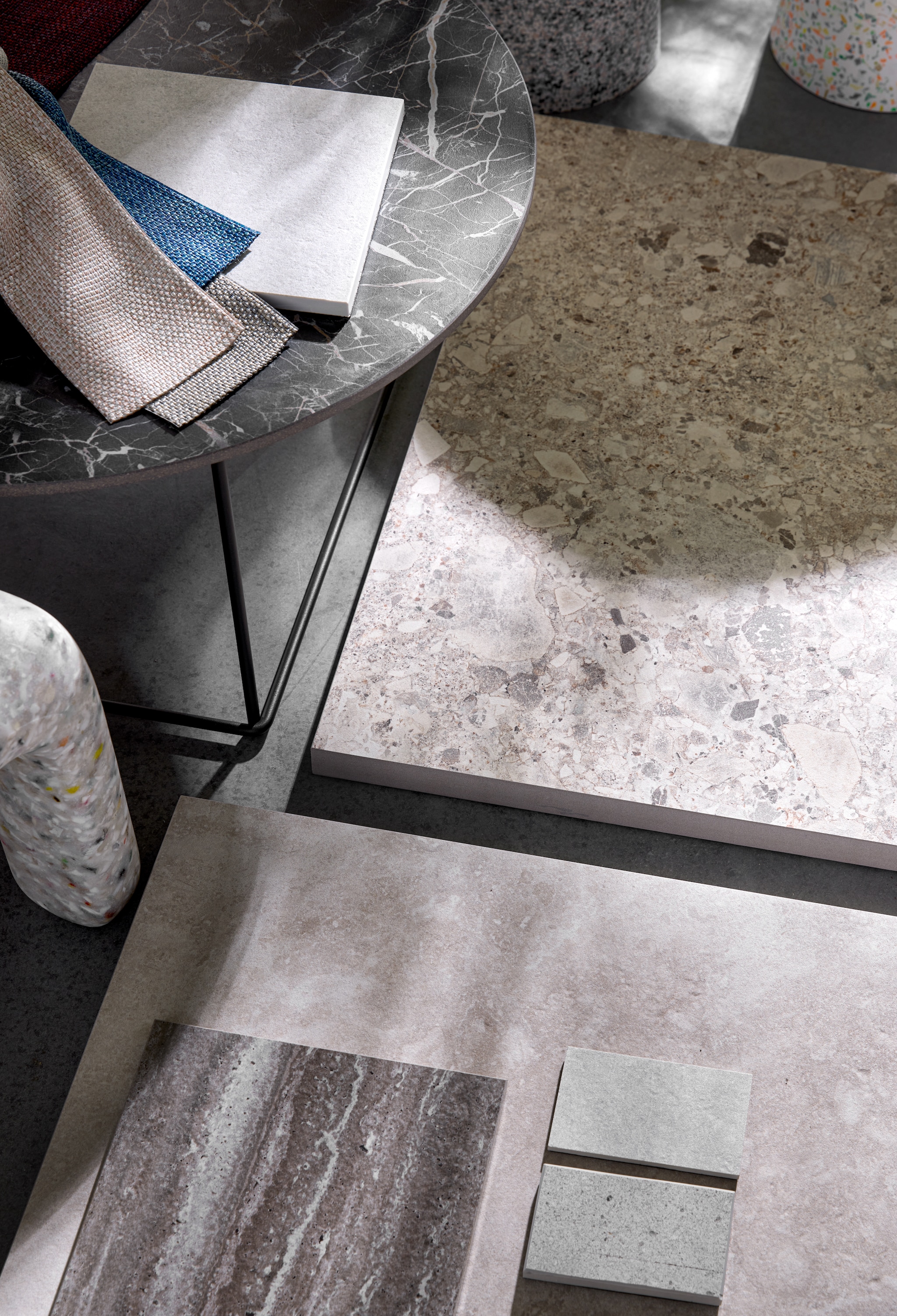 Bijzettafel Fat-Fat van B&amp;B Italia Outdoor, staal en porselein, diverse afmetingen vanaf € 973,-. Tegelstaal Travertin Geo in 5K54 van Manutti, kleine stalen natuursteen, stofstalen Rope T van Paola Lenti (dacks.nl). Tuintegels Composite Mix en Clouds uit de Solostone collectie van vtwonen, 70x70 cm, per m² € 74,50 (vtwonen.nl/collectie). vtwonen 02-2025 | styling marlies does | fotografie peggy janssen