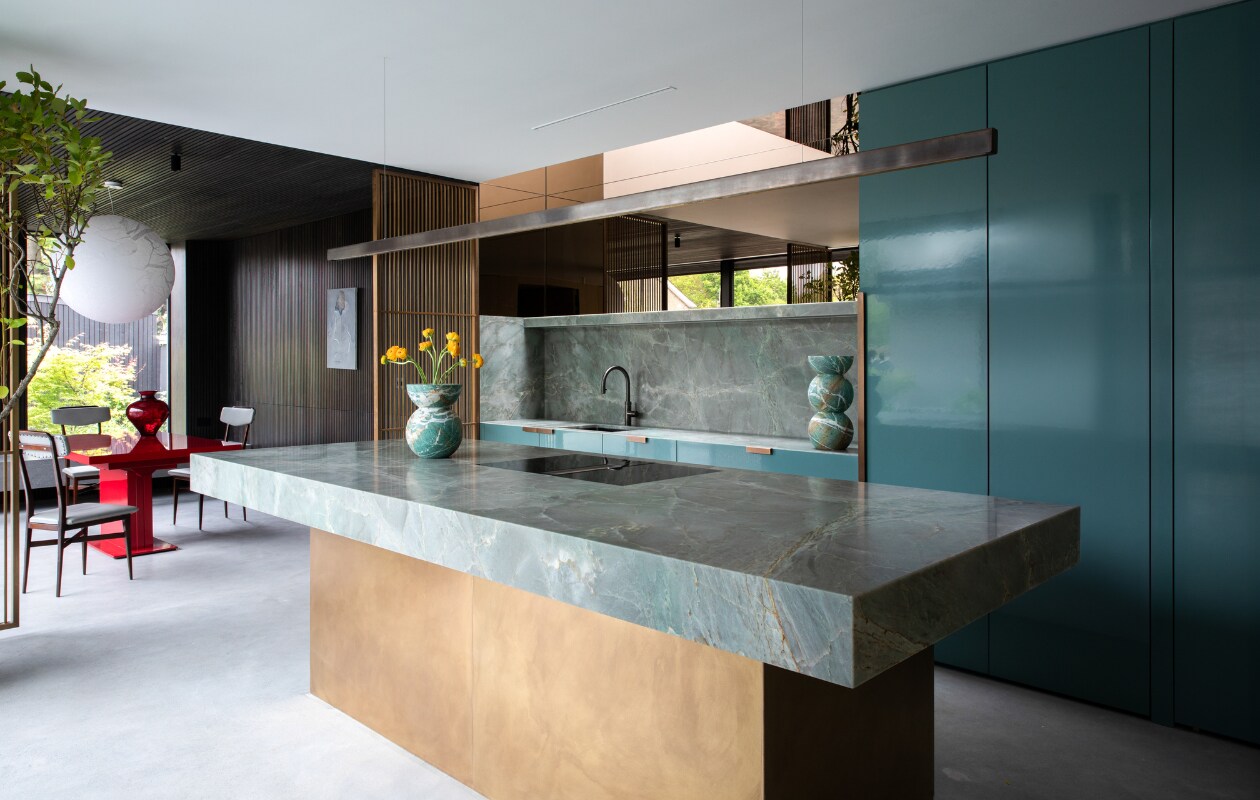 De turquoise keukenkasten zijn gemaakt door timmerbedrijf O’Gorman Joinery. Het werkblad is gemaakt van J’Adore kwartsiet van Miller Brothers en geplaatst op een messing onderstel. Hanglamp boven eiland I-Model Cordless in Browned Brass van Anour, vazen van Róisín Lafferty Essentials. stijlvol wonen 01-2025 | productie Living Inside | fotografie Ruth Maria Murphy