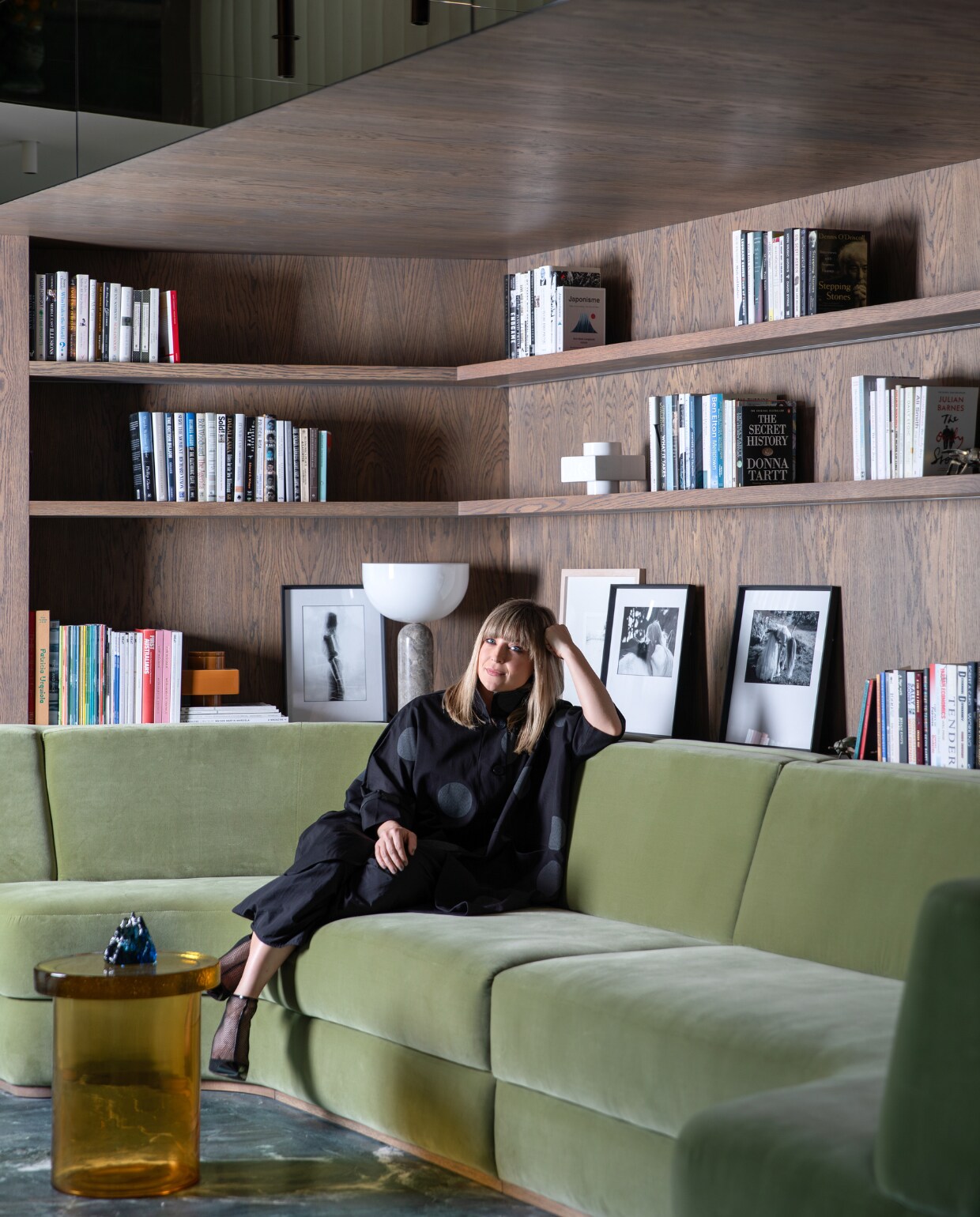 De interieurontwerper op de door haar ontworpen U-vormige bank in een leesnis, gebouwd door timmerbedrijf O’Gorman Joinery. stijlvol wonen 01-2025 | productie Living Inside | fotografie Ruth Maria Murphy