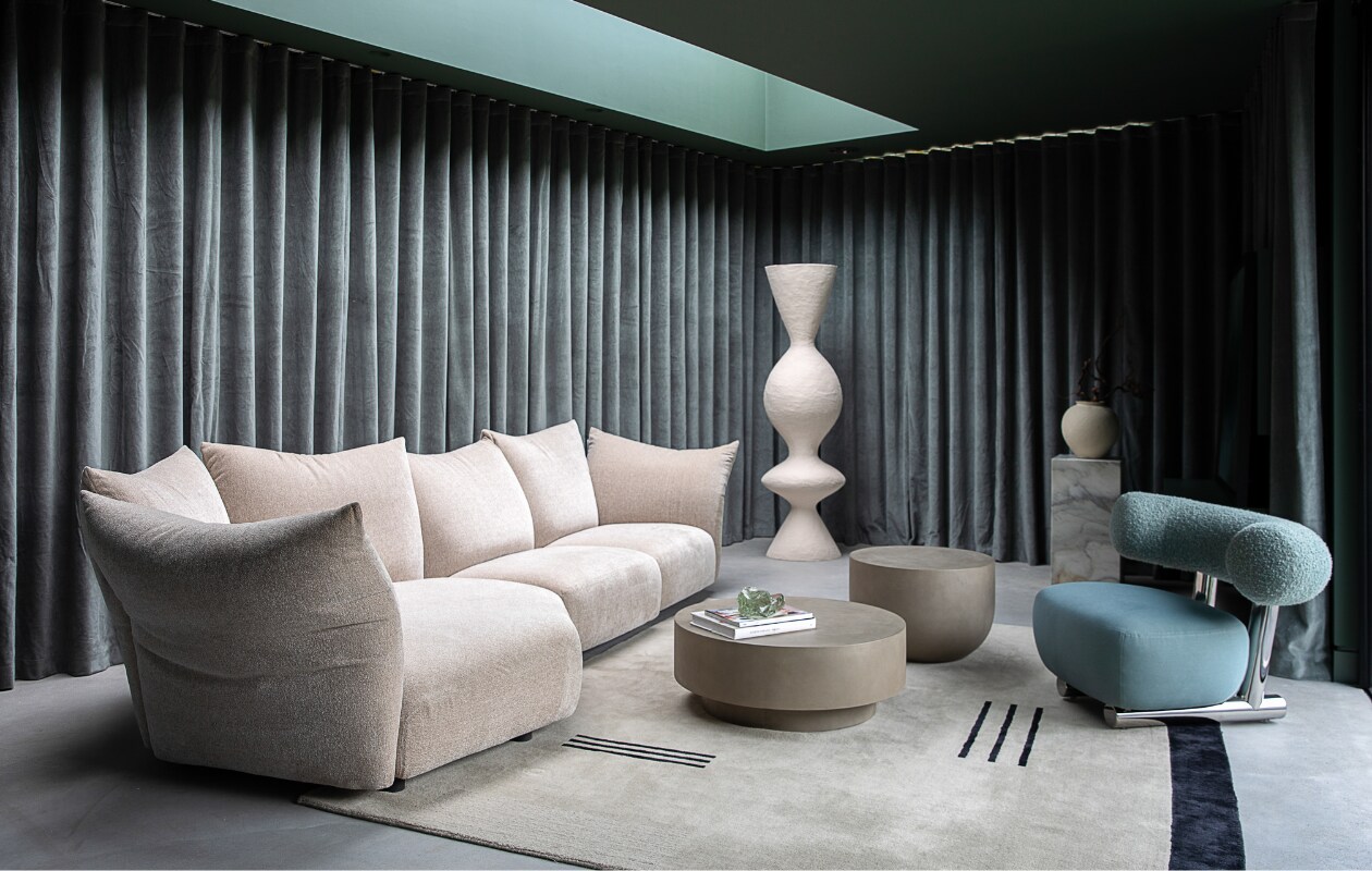 In de bioscoopzaal liggen betonnen vloeren van Stone Seal en hangen verduisterende gordijnen. Bank Standard van Francesco Binfaré voor Edra, fauteuil Pipe van Sebastian Herkner, vloerkleed CC-Tapis, vloerlamp Venus II van Ransom &amp; Dunn, marmeren sokkel via Róisín Lafferty Essentials. stijlvol wonen 01-2025 | productie Living Inside | fotografie Ruth Maria Murphy