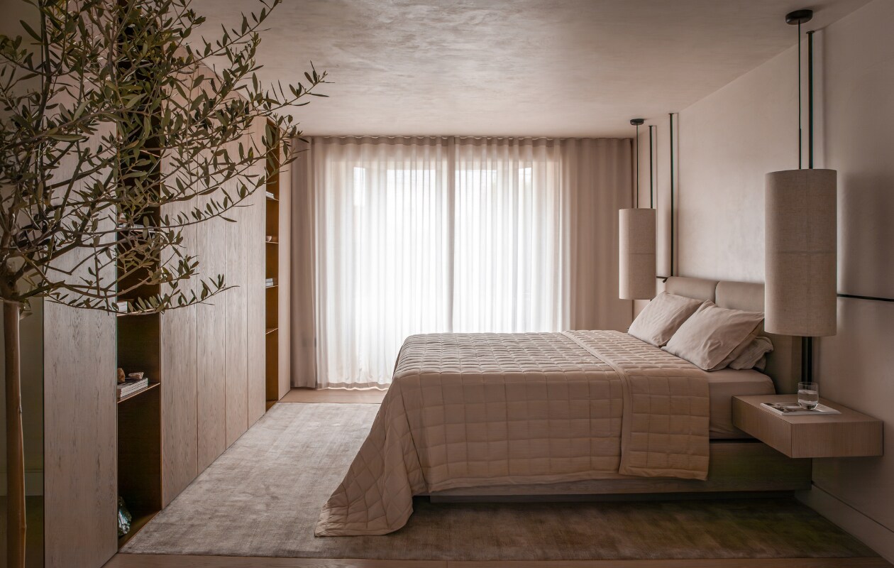 De houten vloer is van Trunk Flooring. De zwevende nachtkastjes, het bed, de eiken deuren en koperen schappen zijn op maat gemaakt door O’Gorman Joinery. Hanglampen Hashira van Audo Copenhagen. stijlvol wonen 01-2025 | productie Living Inside | fotografie Ruth Maria Murphy