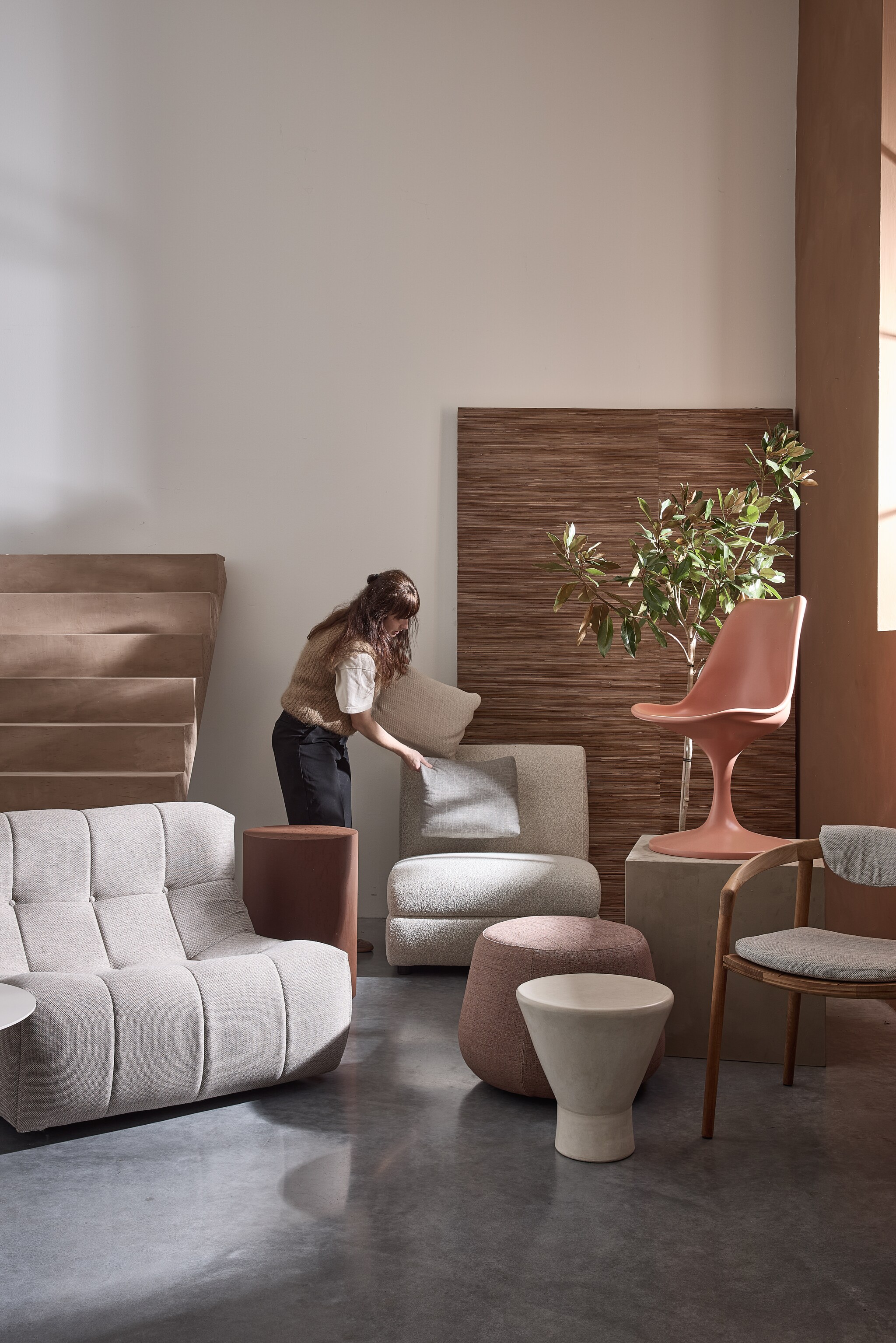 Pag. 45. Vloerkleed Brink &amp; Campman, prijs op aanvraag (vloerkledenwinkel.nl). Bijzettafel Kettal Roll, beton en aluminium, 60x43 cm (Øxh) € 1082,-, poef Fat-Sofa Outdoor van B&amp;B Italia, vanaf € 884,, houten stoel met stoffen zitting prijs op aanvraag, buitenkussens vanaf € 130,- (dacks.nl). Zeegroene kunststof tuinstoel Horizon, per 4 € 476,- en polyester fauteuil Mississippi van Zuiver, 82x100x83 cm (bxdxh) € 1140,- (shop.vtwonen.nl). Polyester fauteuil Lazy outdoor, 105x105x75 cm (bxdxh) € 2195,- (hkliving.com). Behang Natural Wallcoverings 3, 5.50x0.91 m (lxb) per rol € 285,- (eijffinger.com). Tadelakt bijzettafel TamTam, 40x47 cm (Øxh) € 359,-, polyester stoel Tulip € 595,- (householdhardware.nl). vtwonen 02-2025 | styling marlies does | fotografie peggy janssen