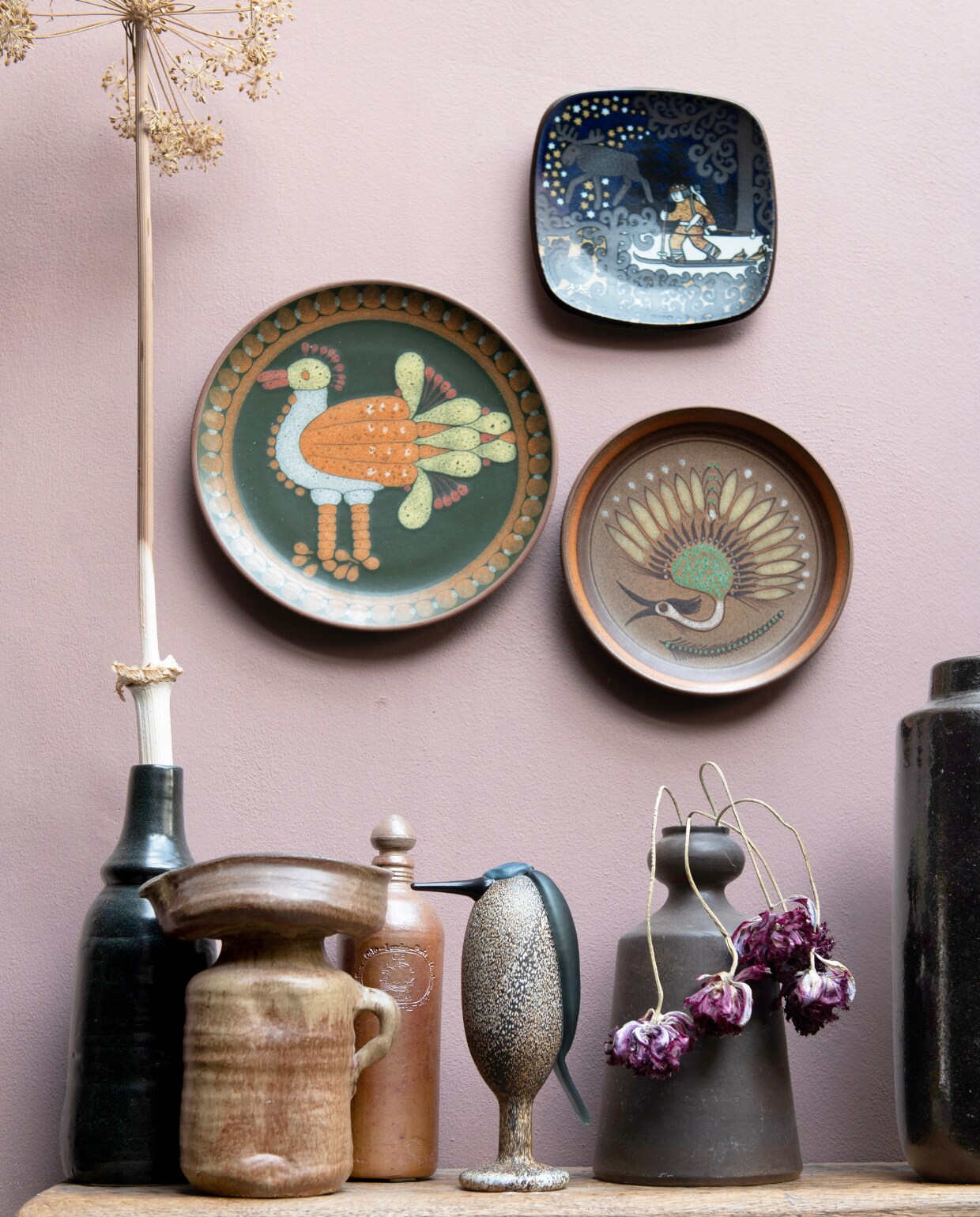 Borden, vazen en kruiken kringloop. Vogel Iittala, uit de collectie van Rogiers moeder. vtwonen 01-2025 | productie De Binnenkijkers | fotografie Caroline Coehorst