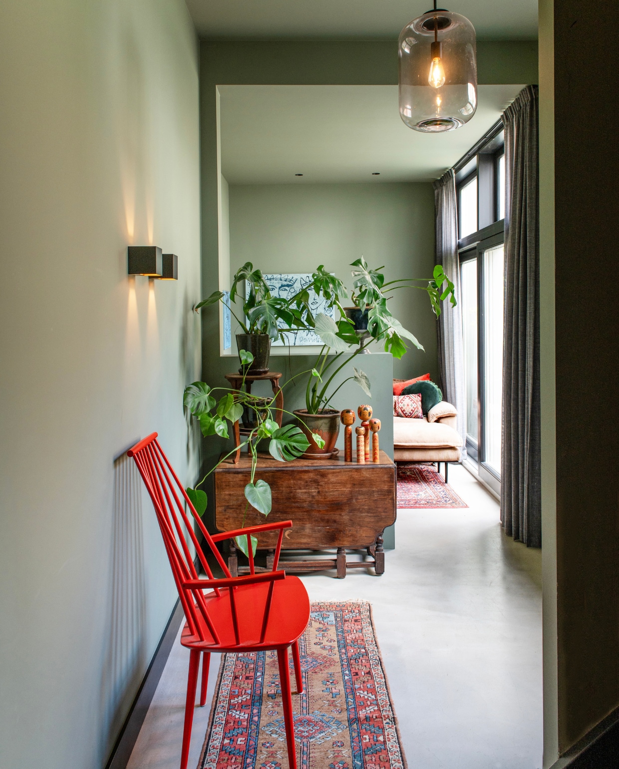 Tafel, plantentafel erop en Perzisch tapijt kringloop. Stoel Hay. Hanglamp en gordijnen Karwei. vtwonen 01-2025 | productie De Binnenkijkers | fotografie Caroline Coehorst