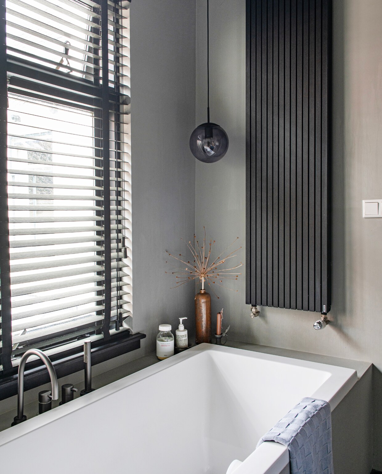 Bad en kranen Tortu World. Radiator Vasco, raambekleding raamdecoratie.com. vtwonen 01-2025 | productie de binnenkijkers | fotografie caroline coehorst
