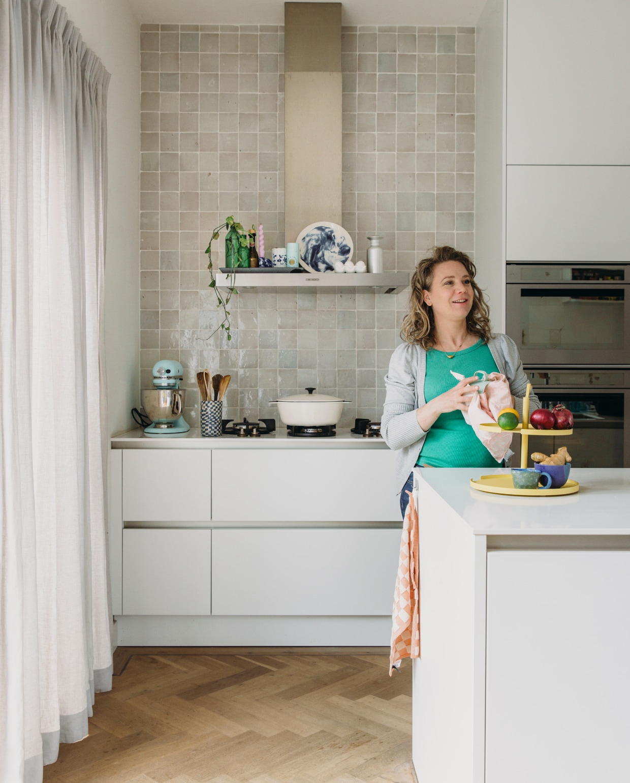 Keuken uitgevoerd met Silestone werkblad en Pitt cooking gaspitten. Wandtegels Household Hardware. Keukenmachine Kitchenaid, lepelpot The Clay Shaper, braadpan Ikea, porseleinen eierdoos en kom Kringloop, zoutbus Loods 5, etagère DesignBite, kopje gemaakt door Perre. vtwonen DIY-special 11-2024 | styling en productie Agnes Verduin | fotografie Eva Bloem