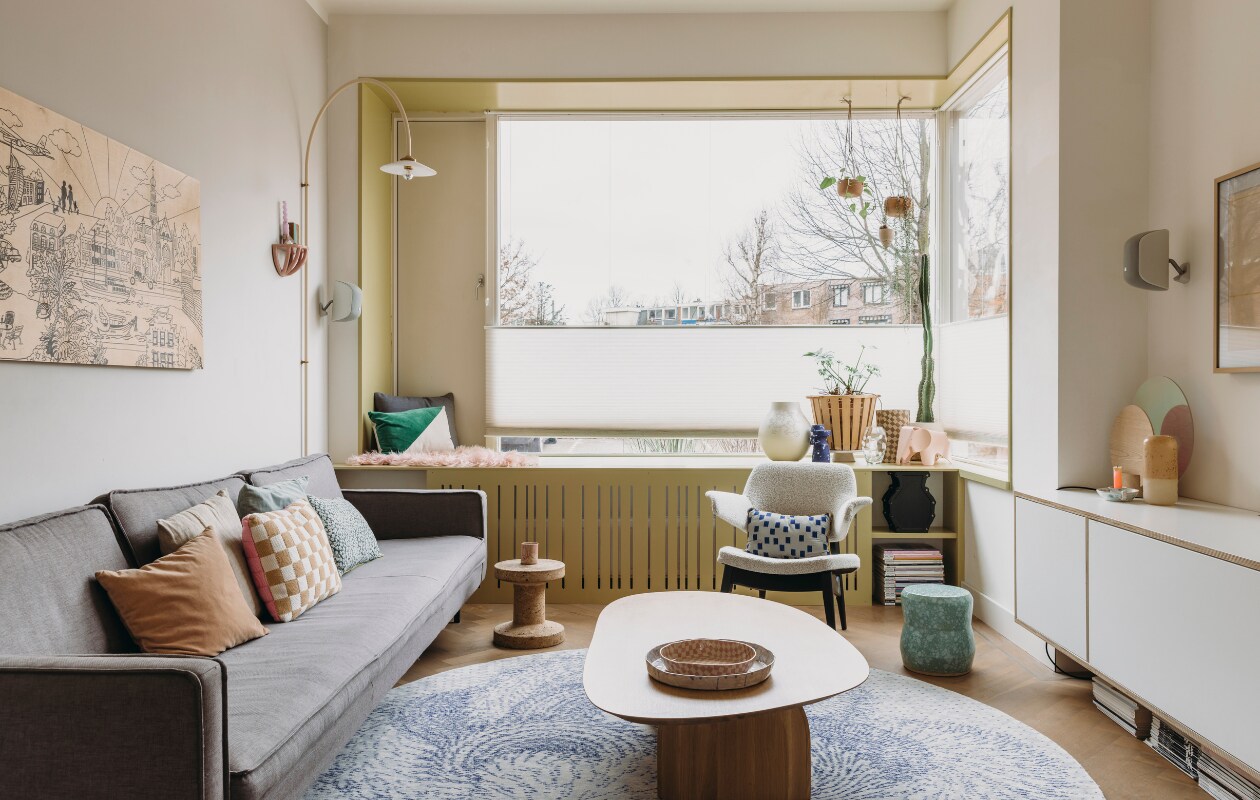 Bank Slimm van Loods 5 Design. Koffietafel Studio Henk. Vintage armstoel Marktplaats, opnieuw bekleed. Wandlamp Muller Van Severen. Wandkast gemaakt door meubelmaker. Vloerkleed, witte vaas Ikea. Kurken bijzetter Vitra. Kruk mintgroen, schalen, geblokte vaas, mok, kobaltblauwe vaas, hangpotjes, kandelaar The Clay Shaper. Kussens zelfgemaakt, HKliving, Hay. Roze vacht van de markt. Kunstwerk Zoé Corbey. Roze wandplank Mickey Philips. Klein kurken kunstwerk Saris van Twillert. Plantenmand Tine K Home. Stippenvaas Kringloop. Olifant Vitra. Lamp op wandkast Fest Amsterdam. Vaas Nude HKliving. Televisie Samsung. vtwonen DIY-special 11-2024 | styling en productie Agnes Verduin | fotografie Eva Bloem