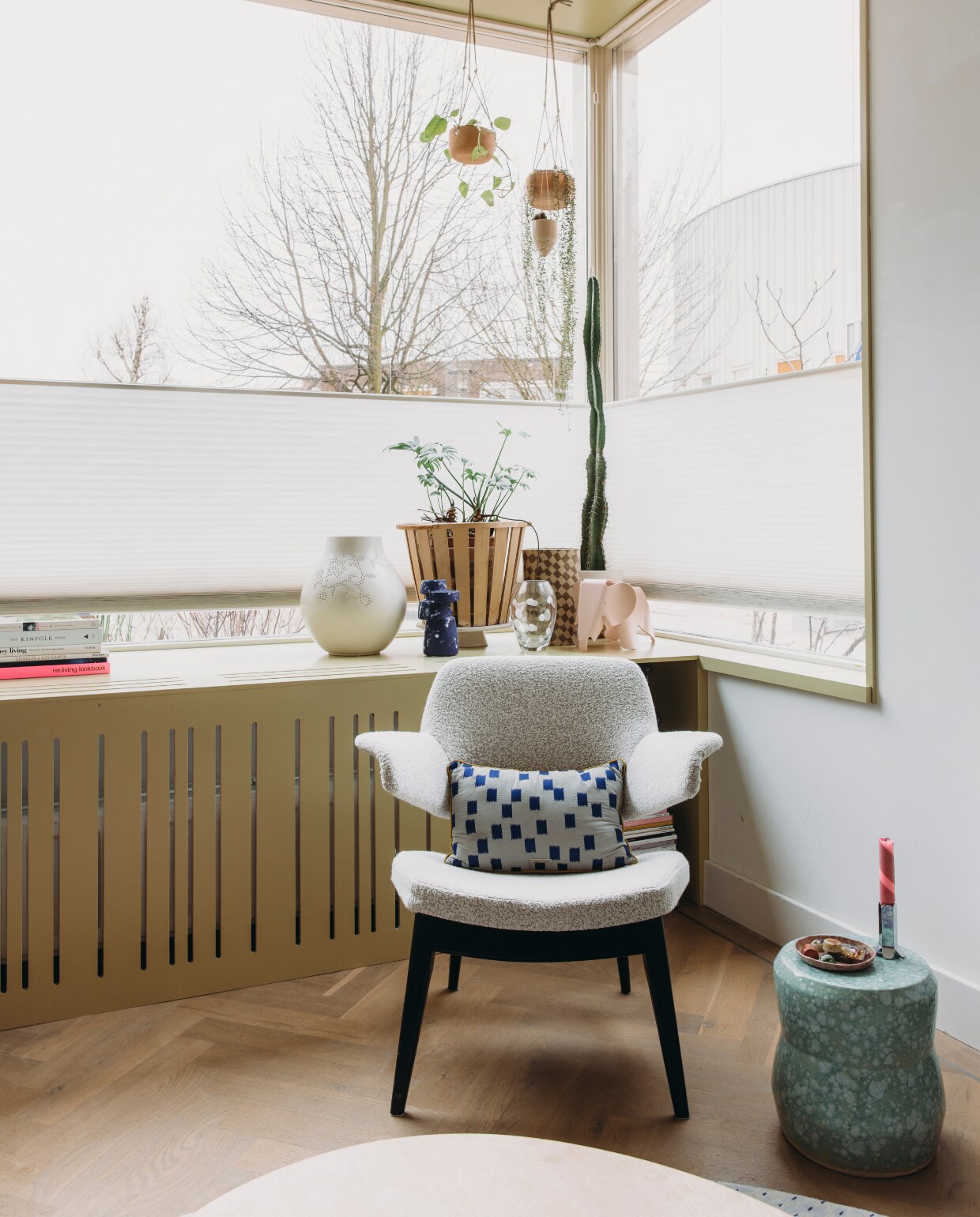 Armstoel ontwerp Louis van Teeffelen via Marktplaats, opnieuw gestoffeerd. Kruk, hangpotjes, geblokte vaas The Clay Shaper. Plantenmand Tine K Home. Stippenvaas Kringloop. Olifant Vitra. vtwonen DIY-special 11-2024 | styling en productie Agnes Verduin | fotografie Eva Bloem