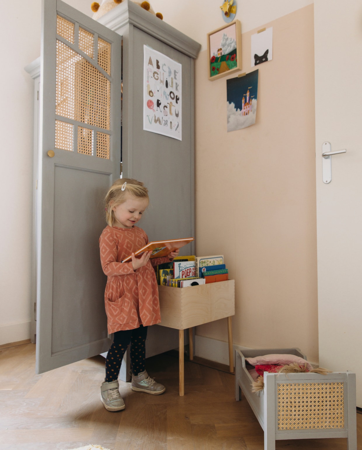 Kast Marktplaats. Poppenbed gemaakt door opa. Boekenbak zelfgemaakt. Pompommand Kwantum. Giraf Studio Roof. Schilderijtje en poster luchtkasteel De streken van Agnes. Poster kat Junique. vtwonen DIY-special 11-2024 | styling en productie Agnes Verduin | fotografie Eva Bloem