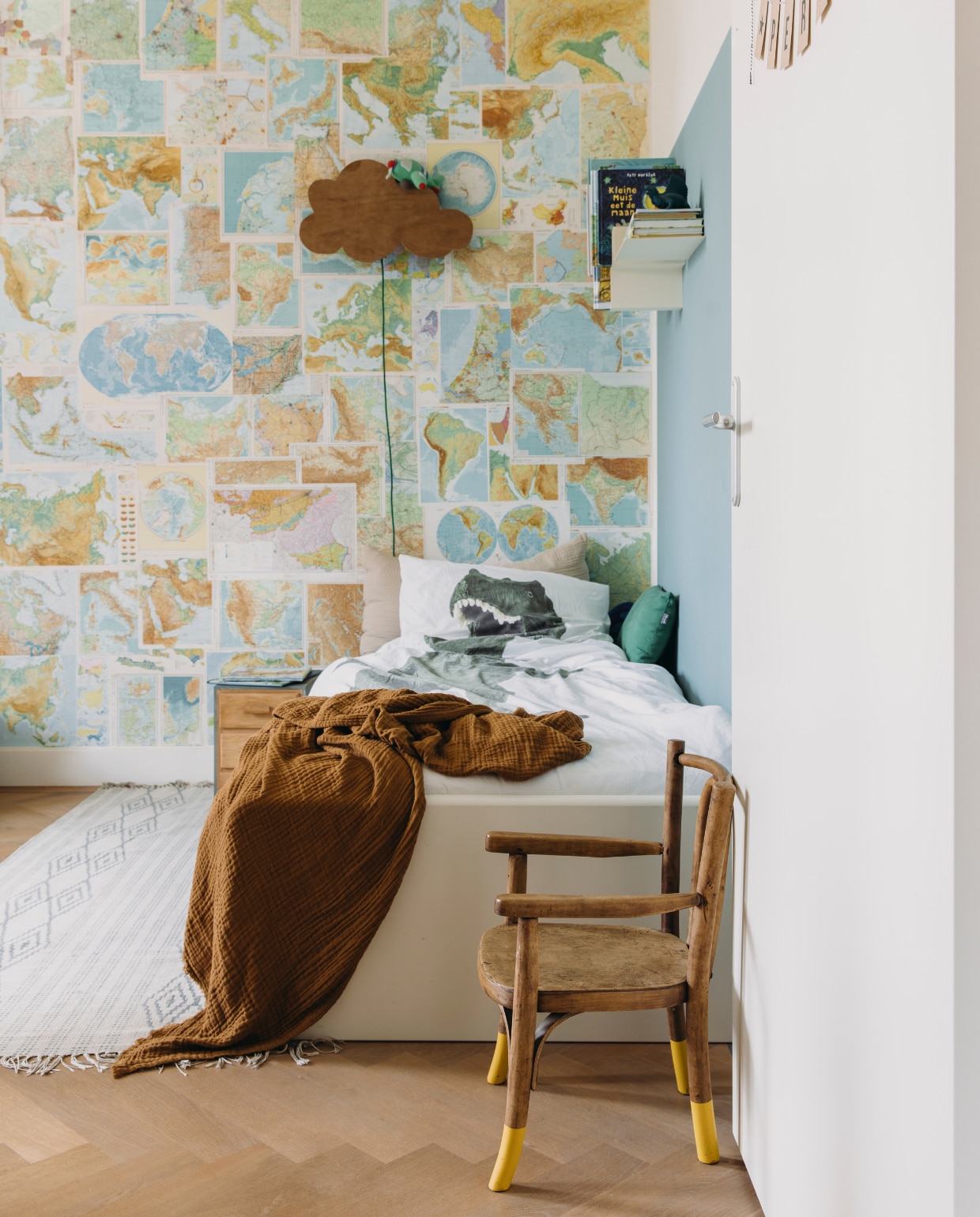 Behang, wolklamp DIY. Touwladder Søstrene Grene. Nachtkastje gemaakt door opa. Vloerkleed House Doctor. Dekbed Snurk. Wandplank Storylines van Frederik Roijé. vtwonen DIY-special 11-2024 | styling en productie Agnes Verduin | fotografie Eva Bloem