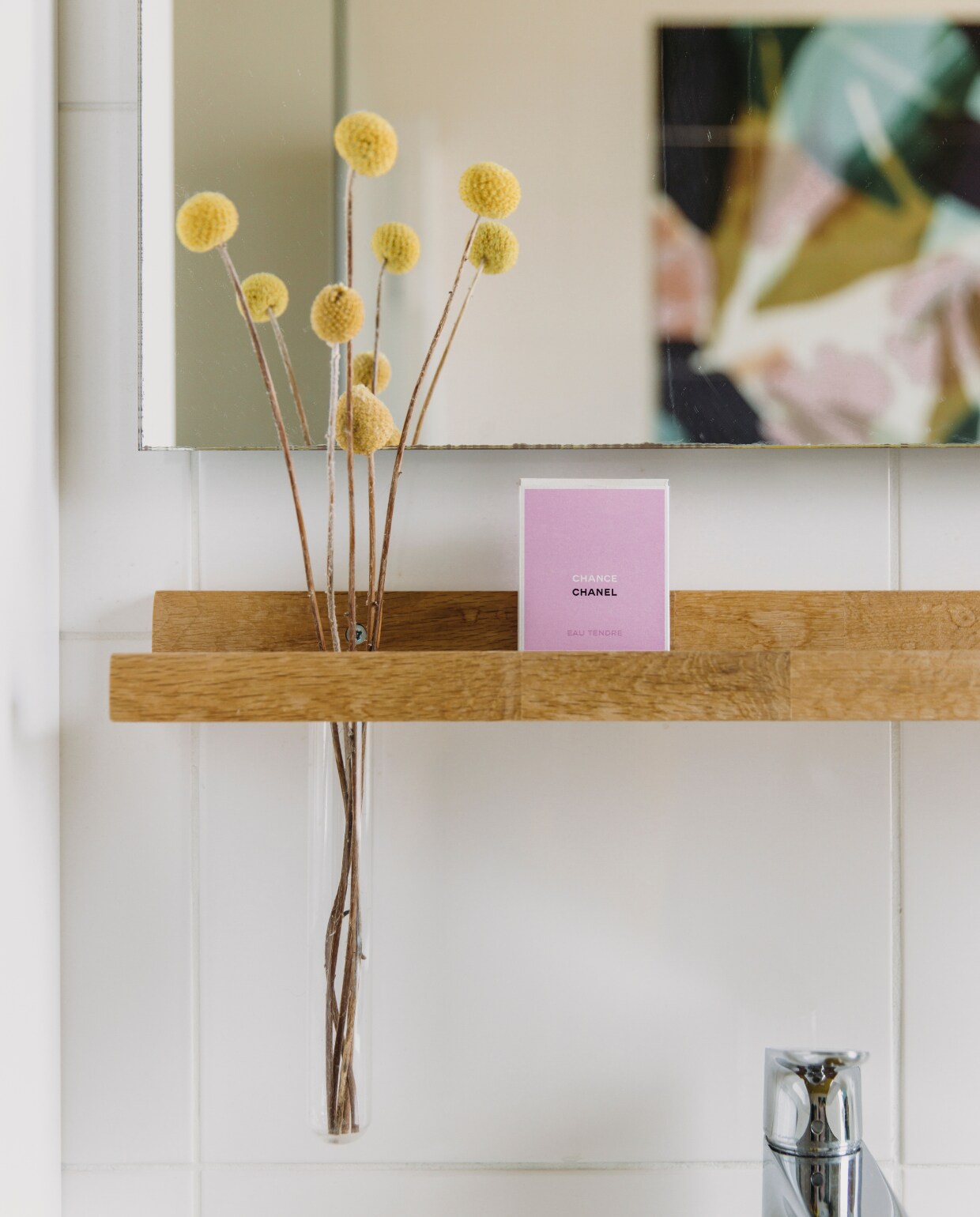 Wandplank Basiclabel, met daarin een reageerbuisje als vaasje (DIY). Ixxi met illustratie van Lotte Dirks. vtwonen DIY-special 11-2024 | styling en productie Agnes Verduin | fotografie Eva Bloem