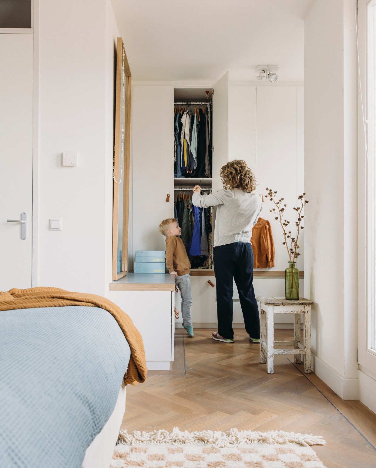Dekbedovertrek Hema, vloerkleed World of Blends, kruk Van Dijk &amp; Ko, spiegel Hübsch, vaas Kringloop. Overig onbekend. vtwonen DIY-special 11-2024 | styling en productie Agnes Verduin |  fotografie Eva Bloem