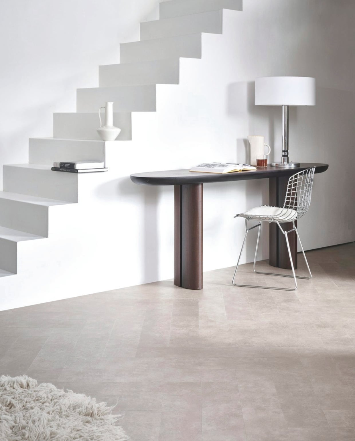 Pvc-vloer Herringbone in Sand, 76,5x15,3 cm, dryback per m² € 44,95. M.m.v. cocooncollectables.nl (meubels en accessoires). vtwonen 01-2025 | styling Marlies Does, Kim Timmerman | fotografie Sjoerd Eickmans