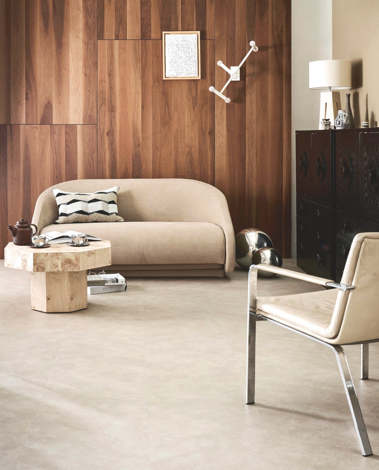 Pvc-vloer Noble in Sand, 53,8x11,7 cm, dryback per m² € 48,95. M.m.v. cocooncollectables.nl (meubels en accessoires). vtwonen 01-2025 | styling Marlies Does, Kim Timmerman | fotografie Sjoerd Eickmans