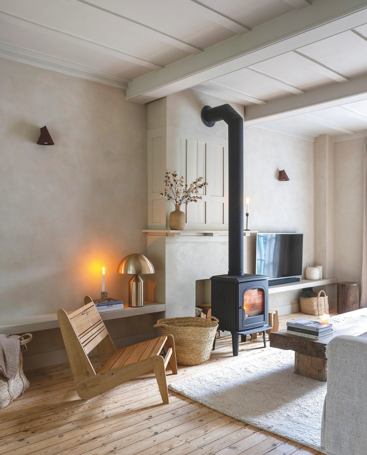Fammeke en Neil lieten het plafond openbreken, waardoor de oude houten balken zichtbaar werden. De houten stoel maakte Neil zelf. vtwonen landelijk 01-2025 | fotografie Sarah van Hove