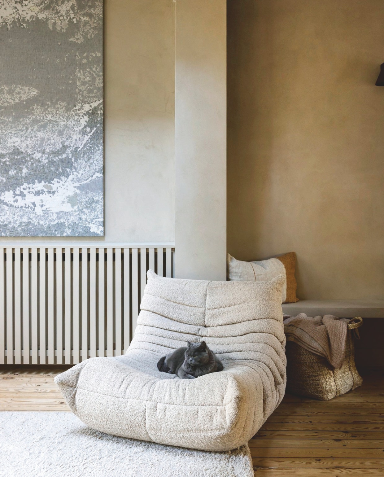 Fammeke is gek op design. Deze bekende Ligne Roset Togo fauteuil is een van haar (en die van poes Gérards) favoriete items. Hij is vintage en werd opnieuw gestoffeerd. vtwonen landelijk 01-2025 | fotografie Sarah van Hove