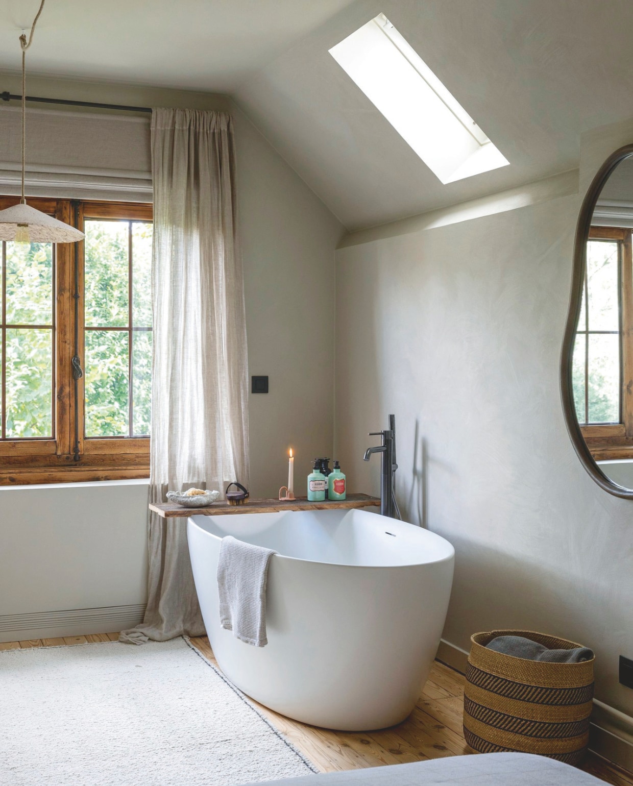 Het bad is van Maxaro en geeft de slaapkamer een luxe hotelgevoel. vtwonen landelijk 01-2025 | fotografie Sarah van Hove