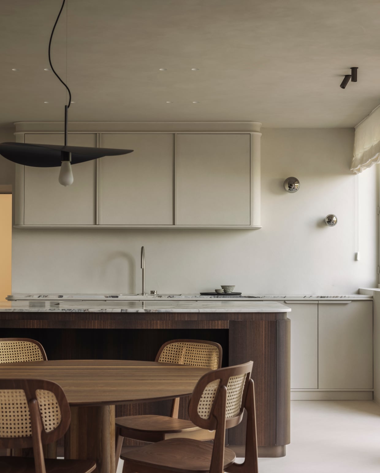 Hanglamp Luminello. Tafel en stoelen Vincent Sheppard. Kraan Cea. Stijlvol Wonen 01-2025 | fotografie Stefanie De Neve (portret), Tijs Vervecken