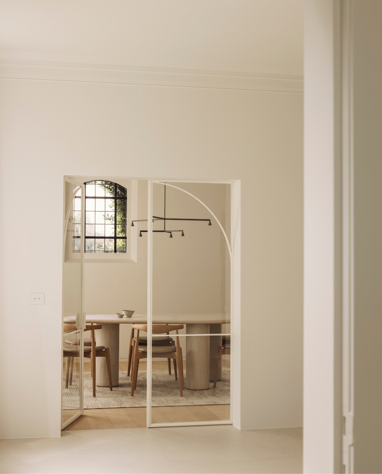 Stoelen Carl Hansen, greige mortex tafel van Armand&amp;Francine, tapijt Limited Edition, hanglamp Trizo21. Stijlvol Wonen 01-2025 | fotografie Stefanie De Neve (portret), Tijs Vervecken