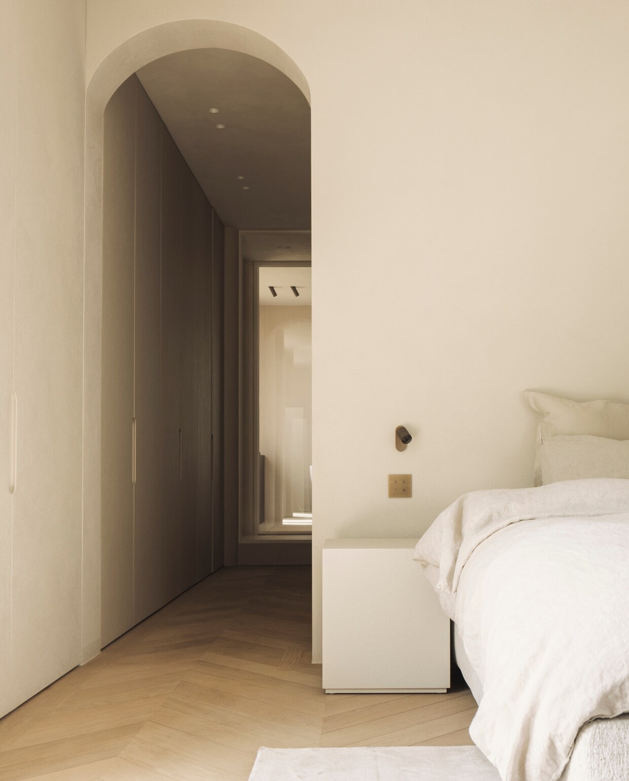 Schilderij van Art Gaze by Astrid. De nachtkastjes van Zara Home kregen dezelfde kleur als de muur. Nachtlampje Trizo21, spots Prado. Stijlvol Wonen 01-2025 | fotografie Stefanie De Neve (portret), Tijs Vervecken