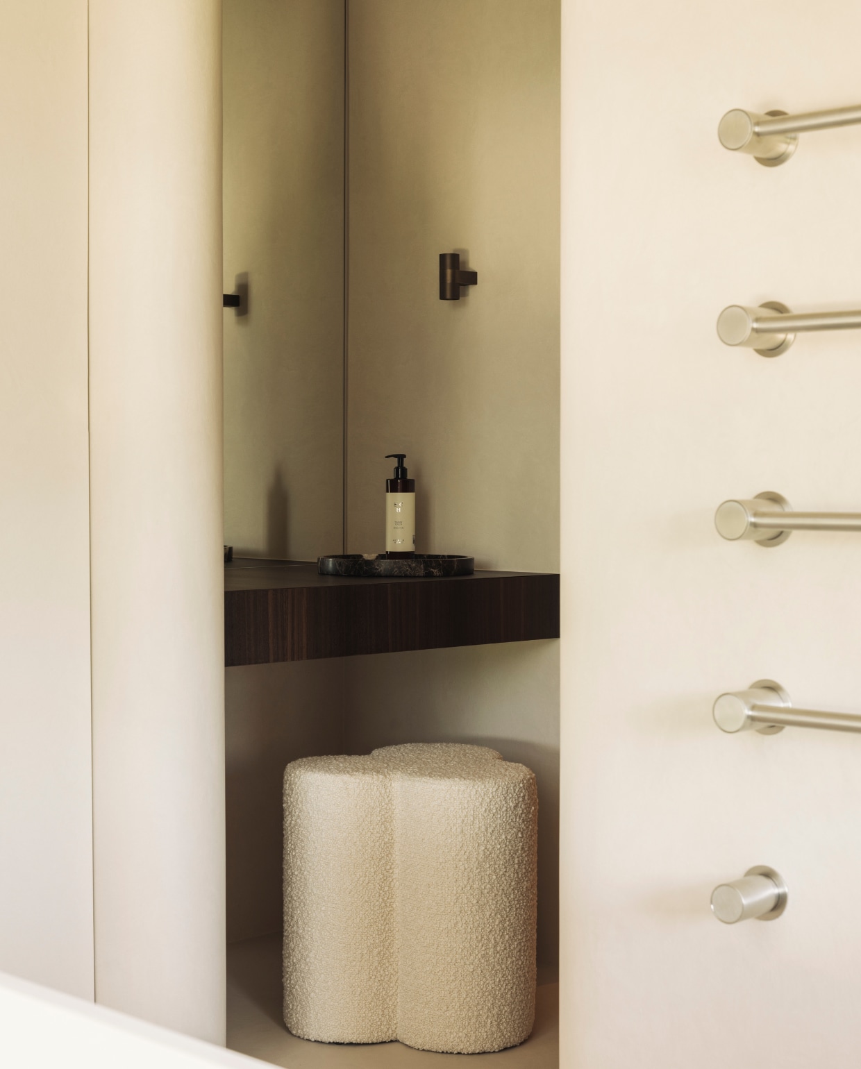 Handdoekradiator Vola. Wandlampen Trizo 21. Zwevende tafel met lade gemaakt van eucalyptushout met een Heavily Smoked afwerking. Stijlvol Wonen 01-2025 | fotografie Stefanie De Neve (portret), Tijs Vervecken