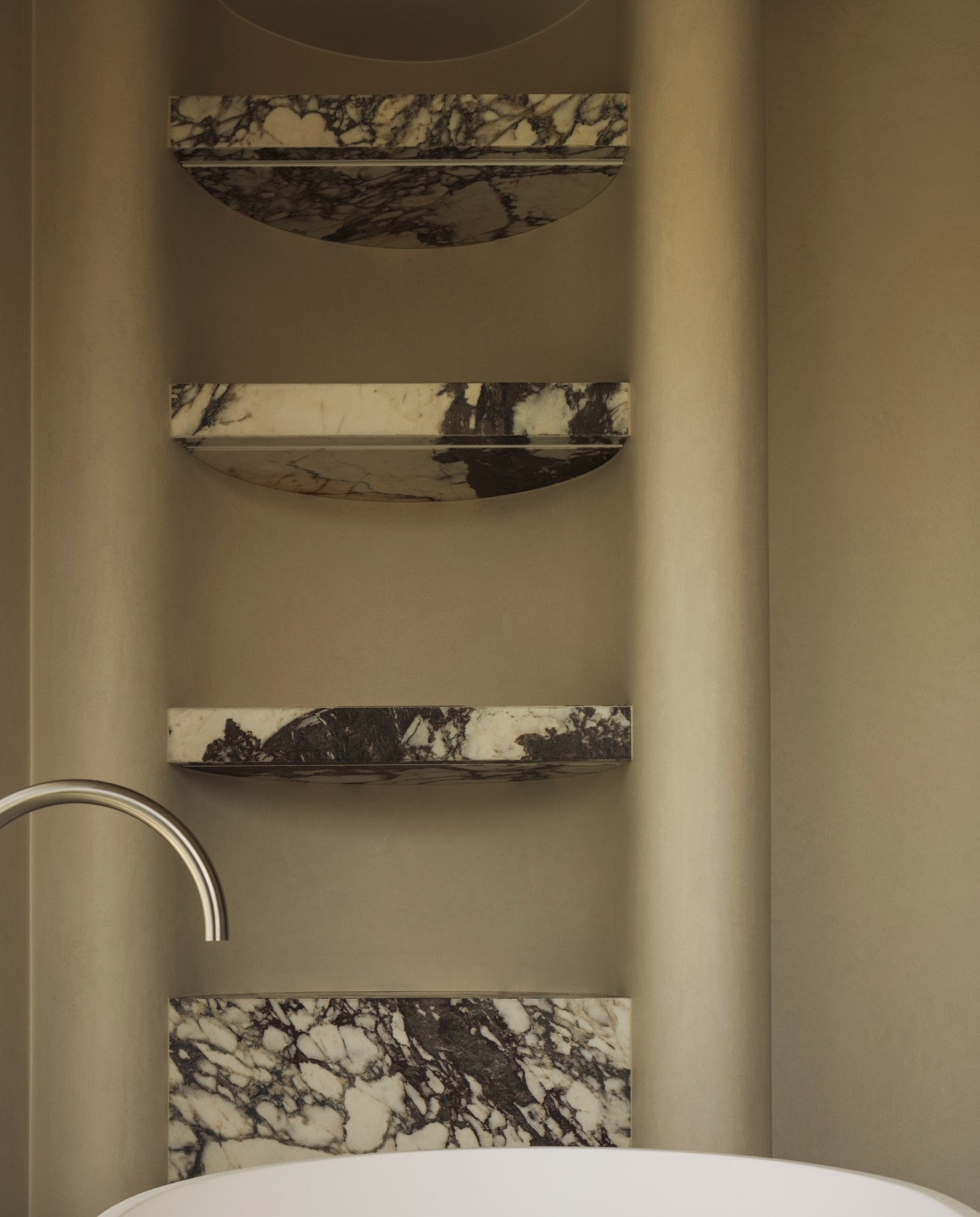 Planken op maat gemaakt met calacatta oro-marmer, muurverf Aqua Sensa van Boss Paints met een hot steam schilderstechniek aangebracht. Stijlvol Wonen 01-2025 | fotografie Stefanie De Neve (portret), Tijs Vervecken