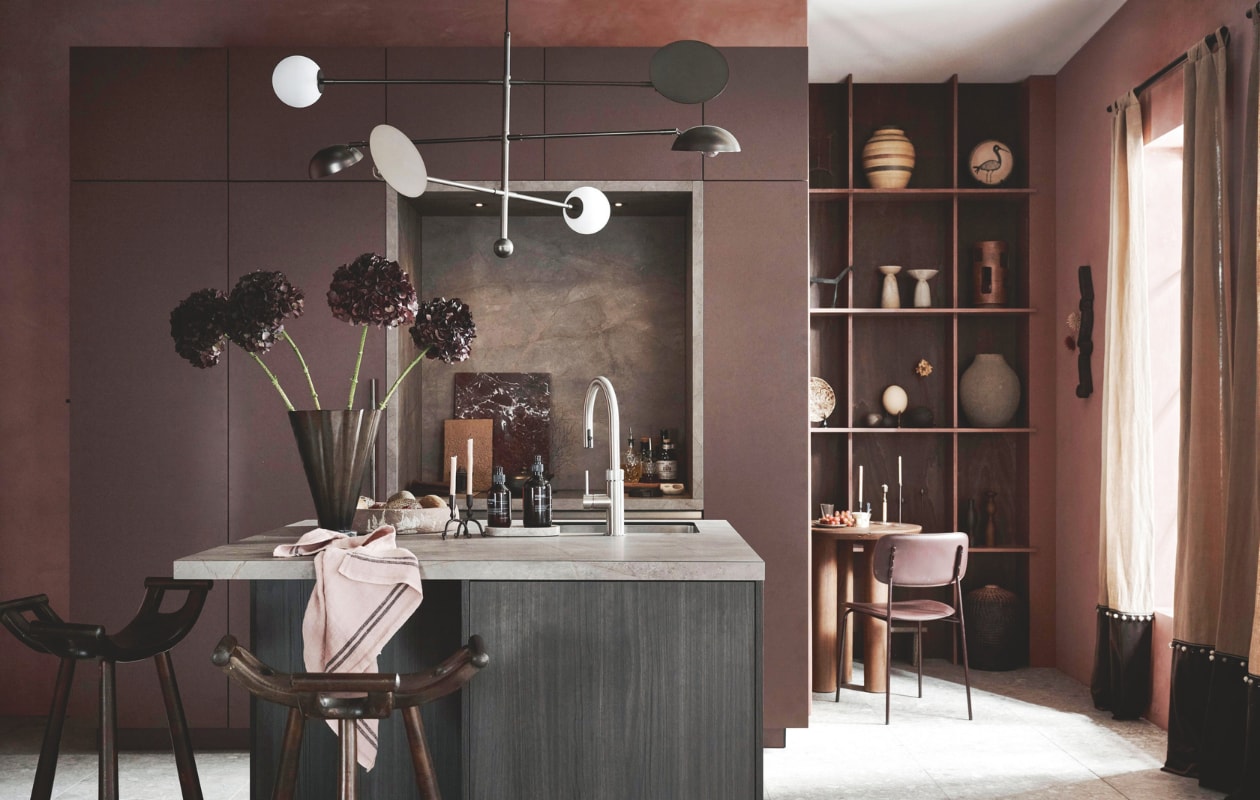 M.m.v. vtwonen.nl/collectie (vloertegel Composite Dark Grey van vtwonen), 101cph.com (hanglamp), pure-original.com (kalkverf Fresco in Courtly Rose, lakverf Traditional Paint Eggshell in Fondant), bestwelhip.nl (barkrukken), nordal.com (vaas op eiland, tafel, stoel), housedoctor.com (tray, handzeep en handlotion), zarahome.com (kandelaars, terracotta dienblad, aardewerken vazen, bordenstandaard, bord met pelikaan), kookwinkel.nl (theedoek), hkliving.com (bordeaux snijplank), hetkabinet.nl (fruitschaal), studioferule.com (element op standaard), @artsalonanais (grijze vaas Stoneware Clay van Iris Rozendaal, wanddecoratie van R. Khavro), @mettesophie.interiordesign (houtmotief schaal, bollen, ei op standaard), wva.nl (gordijnen), karwei.nl (gordijnroedes), richardvanmeerveld.webnode.nl (maatwerk vakkenkast), urbannatureculture.com (tafellamp, houten kandelaars). Overig privébezit. vtwonen 13-2024 | styling Kim van Rossenberg | fotografie Sjoerd Eickmans