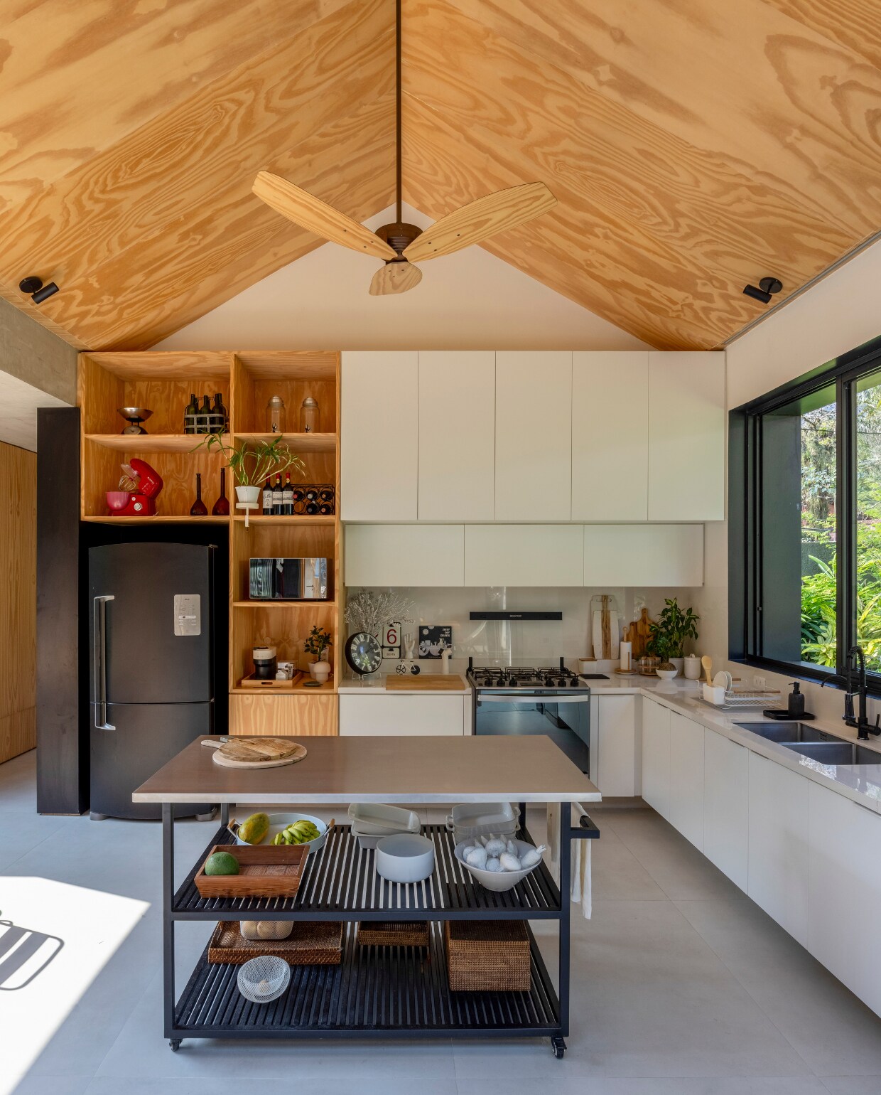 Keuken ontworpen door Be bo in samenwerking met Breno. Werkblad Dekton, porseleinen vloertegels Eliane. Plafond grenen multiplex. vtwonen 01-2025 | styling Simone Raitzik | fotografie Andre Nazareth