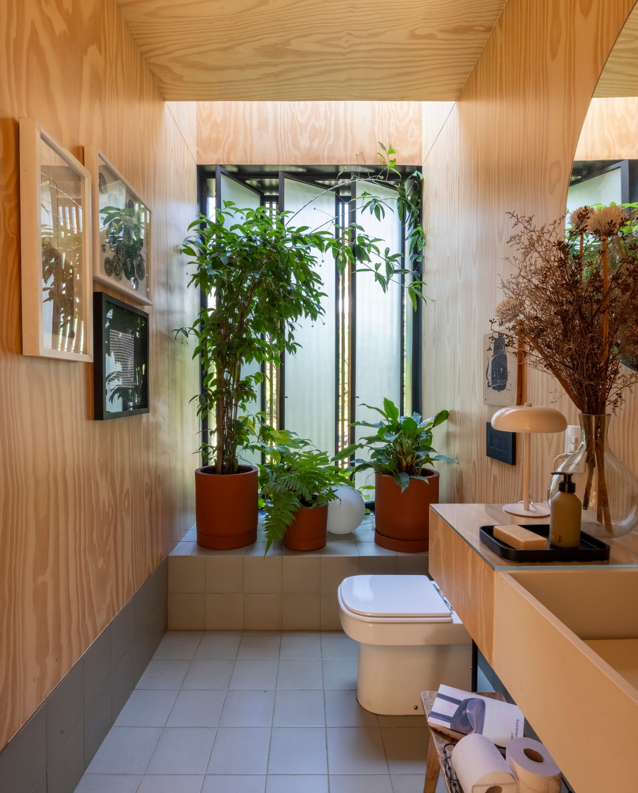 De badkamer bekleed met grenen multiplex, ontworpen door Embyá. Keramische vloertegels met retrolook van Decortiles. vtwonen 01-2025 | styling Simone Raitzik | fotografie Andre Nazareth