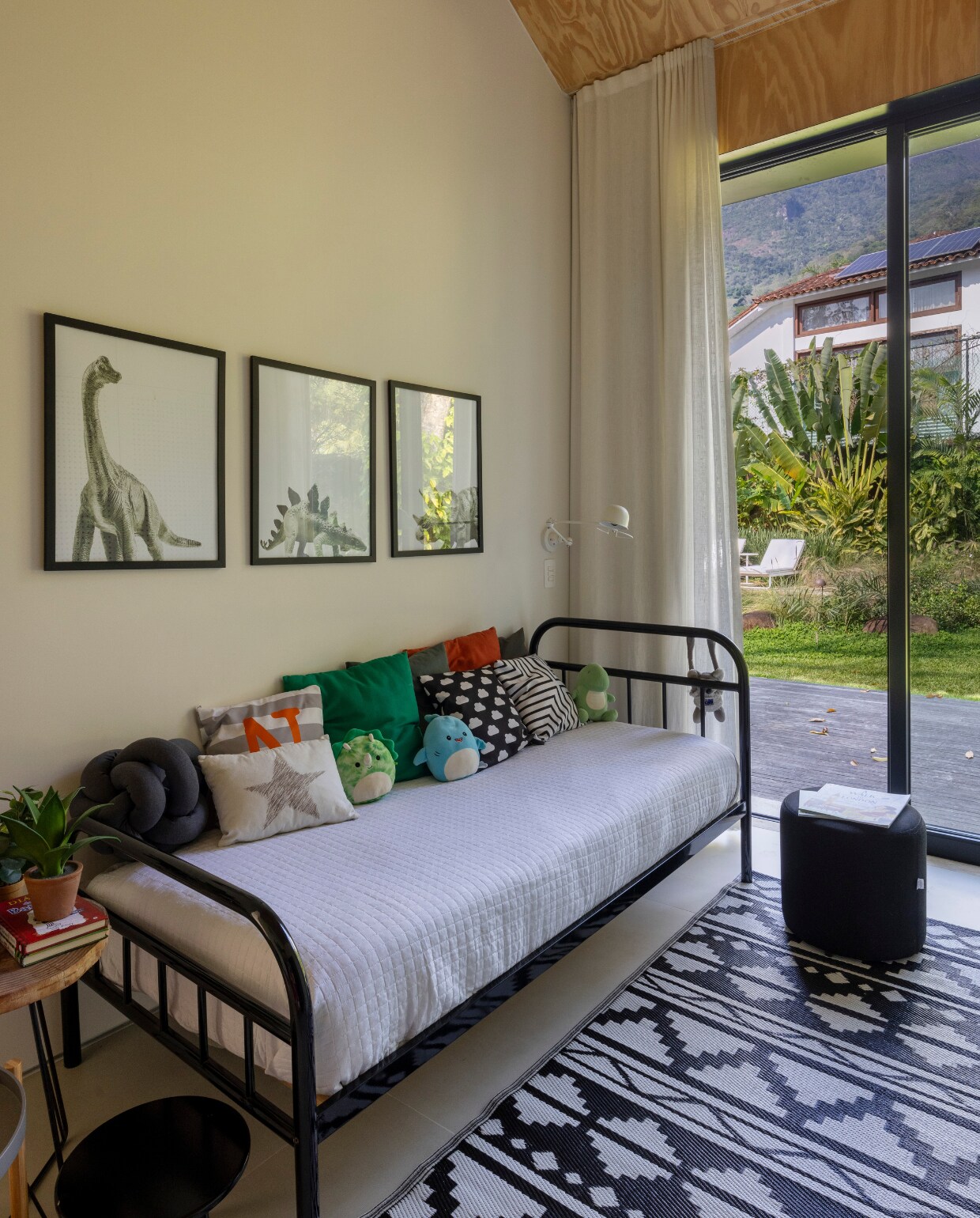 IJzeren bed Dom Macate. Vloerkleed met zwart-witte print ontworpen door Breno. vtwonen 01-2025 | styling Simone Raitzik | fotografie Andre Nazareth